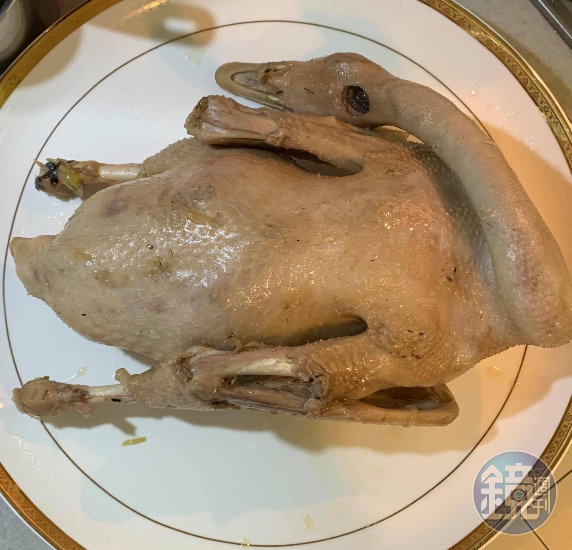 浸泡後取出滷鵝。