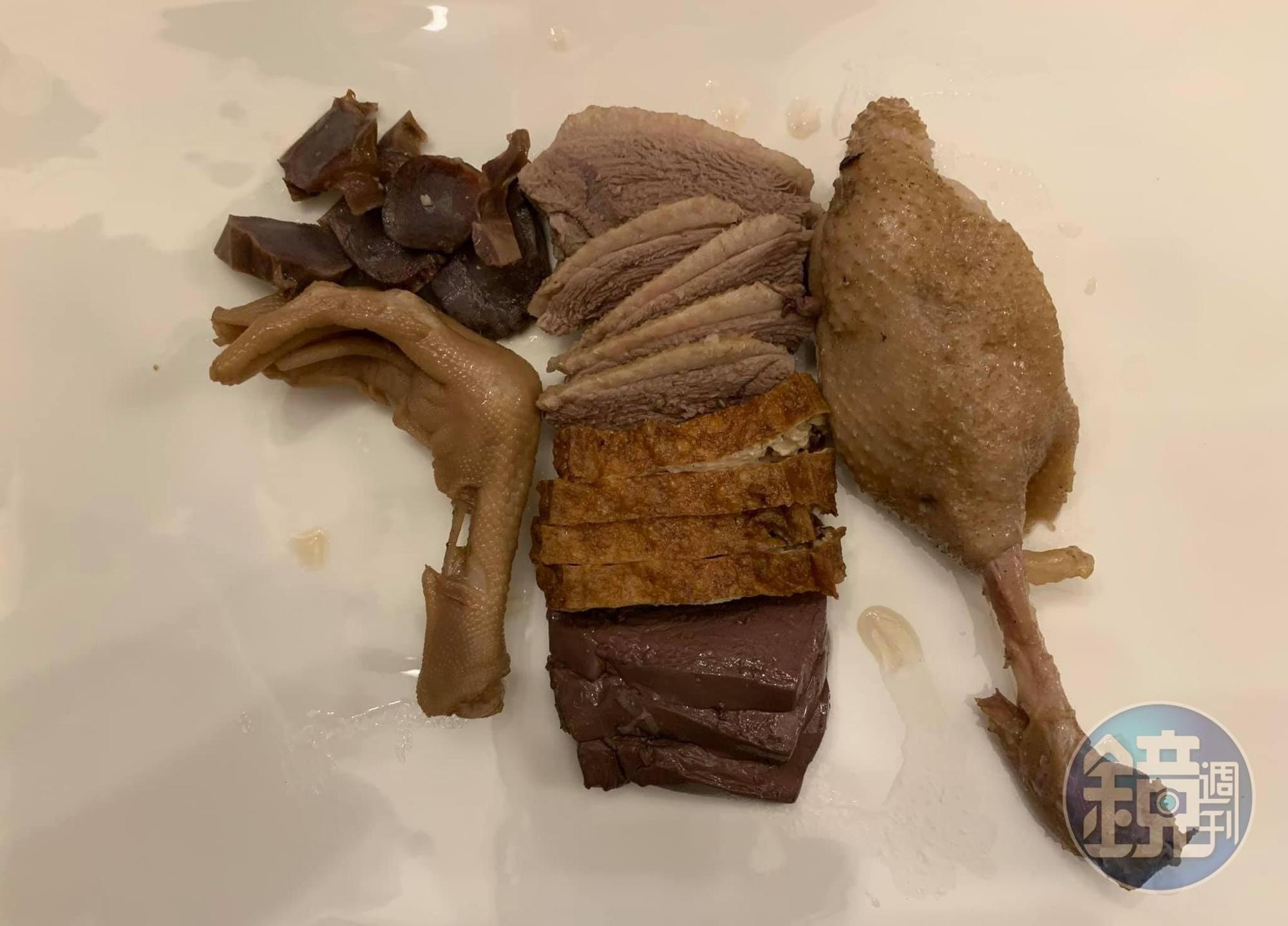 拍照時我的分量,後來腿給兒子,鵝掌當然是老婆大人的。
