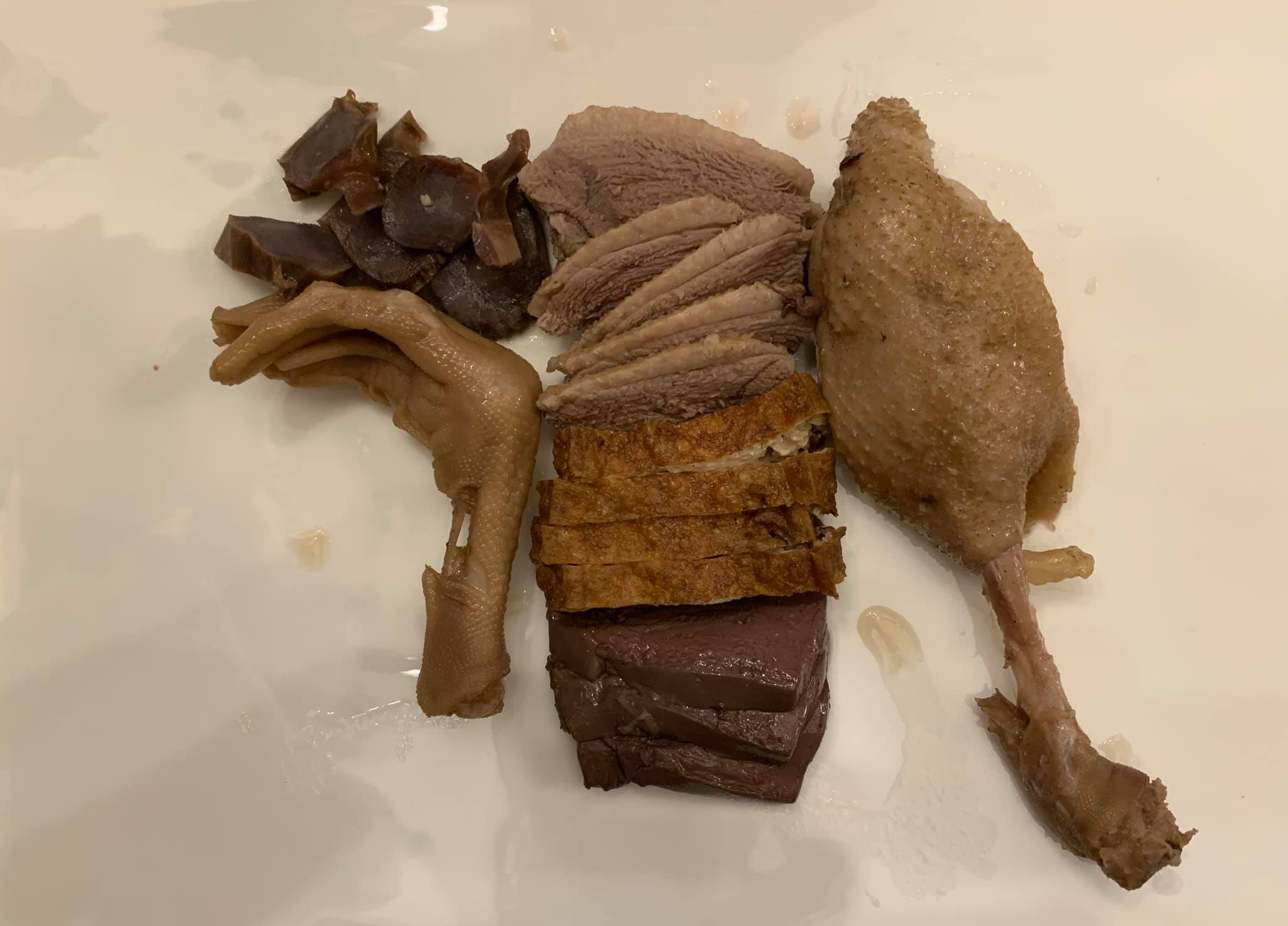 拍照時我的分量，後來腿給兒子，鵝掌當然是老婆大人的。