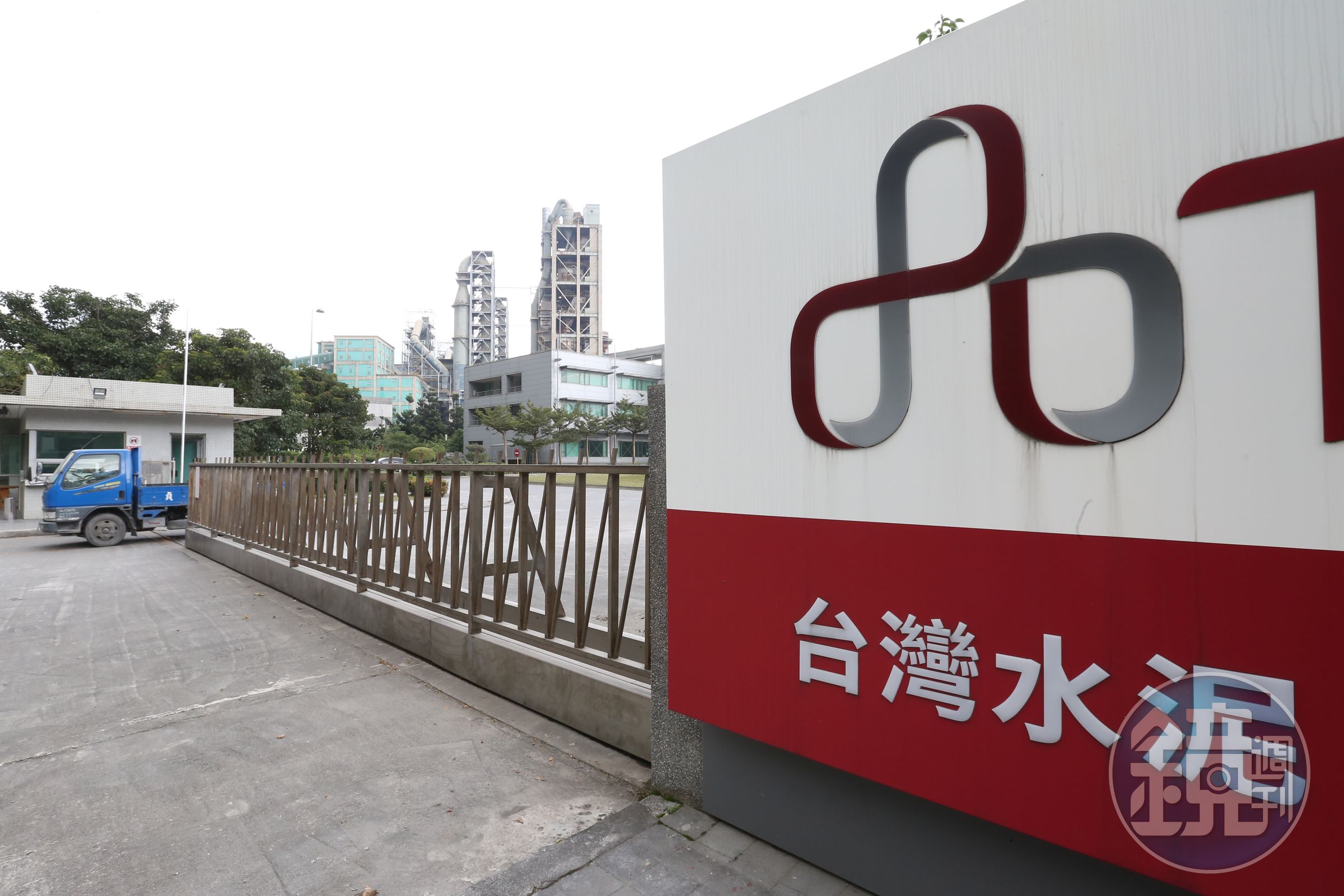 中國水災消退後，預料下半年將有大量基礎建設及趕工建設需求，台泥及亞泥業績可望成長。