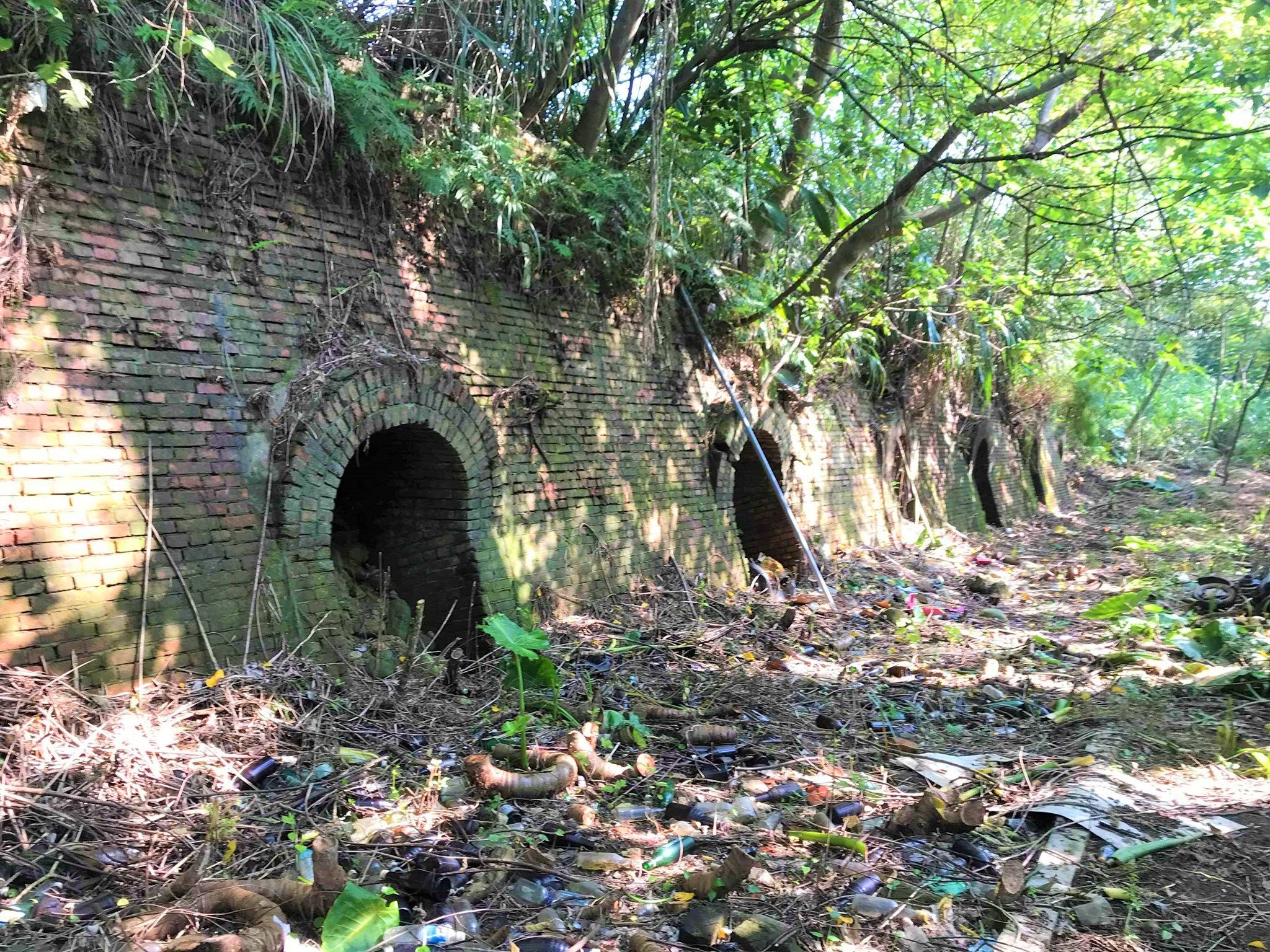 在地團體呼籲保存八卦窯體的「龜山樟腦寮磚窯廠」,如今卻已有大部分遭到破壞。(翻攝自臉書李夏苹)