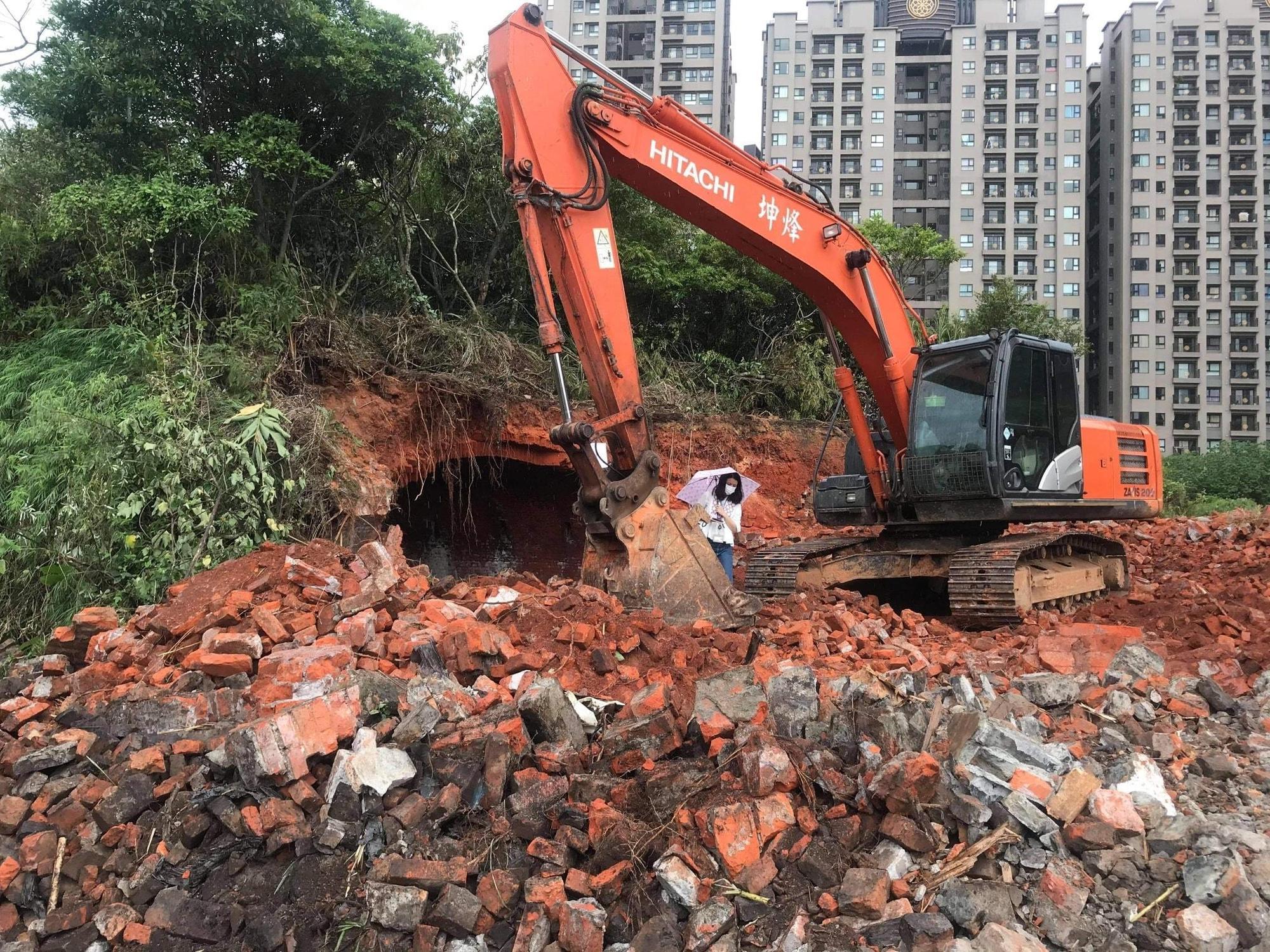 桃園僅存八卦窯體的「樟腦寮磚窯廠」遭地主破壞,文化局緊急趕往現場會勘。(翻攝自桃園桃園回龜山陣線臉書)