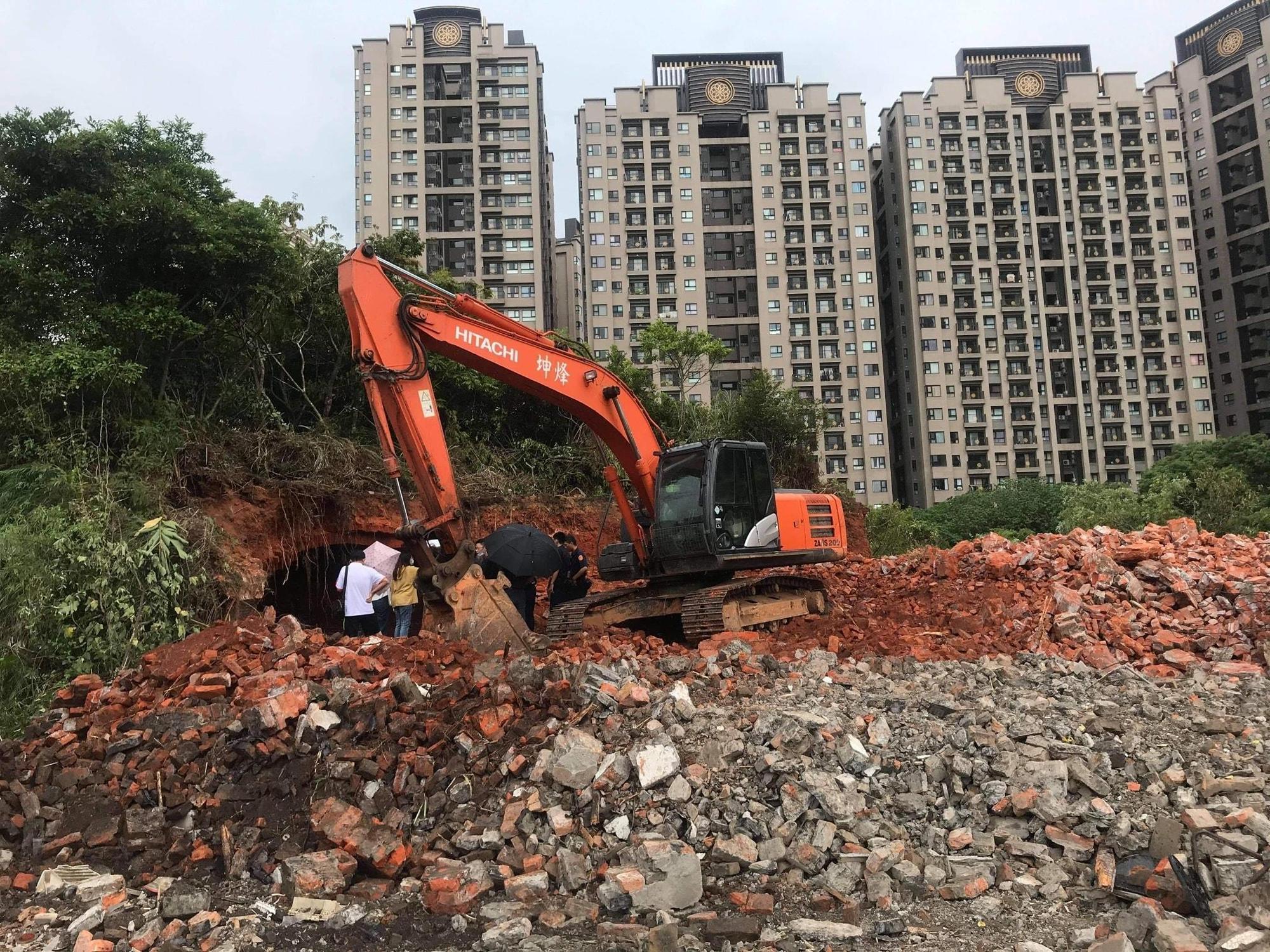 桃園僅存八卦窯體的「樟腦寮磚窯廠」遭地主破壞,文化局緊急趕往現場會勘。(翻攝自桃園桃園回龜山陣線臉書)