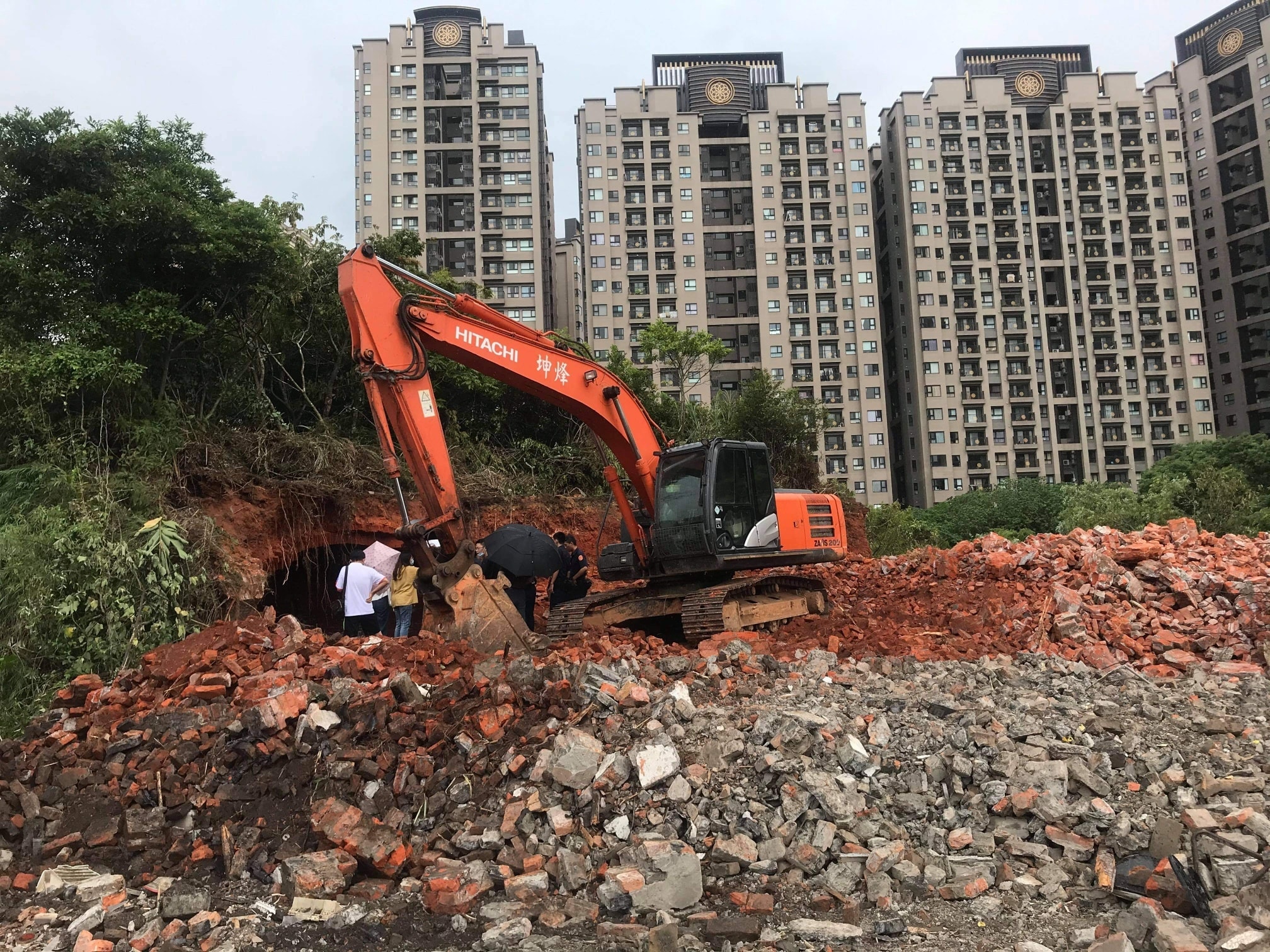 桃園僅存八卦窯體的「樟腦寮磚窯廠」遭地主破壞,文化局緊急趕往現場會勘。(翻攝自桃園桃園回龜山陣線臉書)