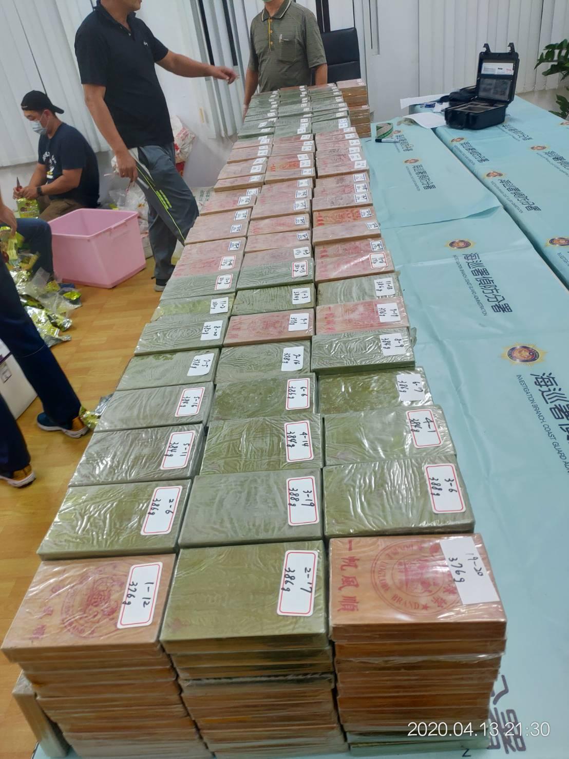 專案小組清點大量查扣的海洛英磚。(海巡署提供)