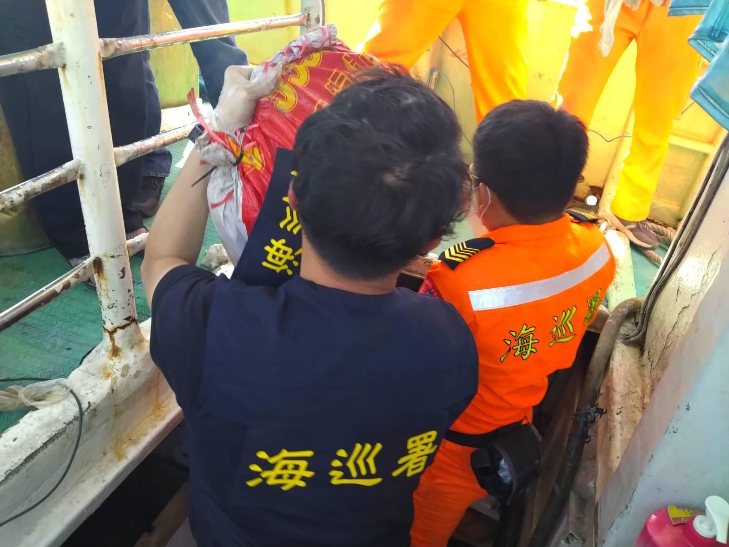 海巡人員登檢漁船,查獲上千公斤的一、二級毒品。(海巡署提供)