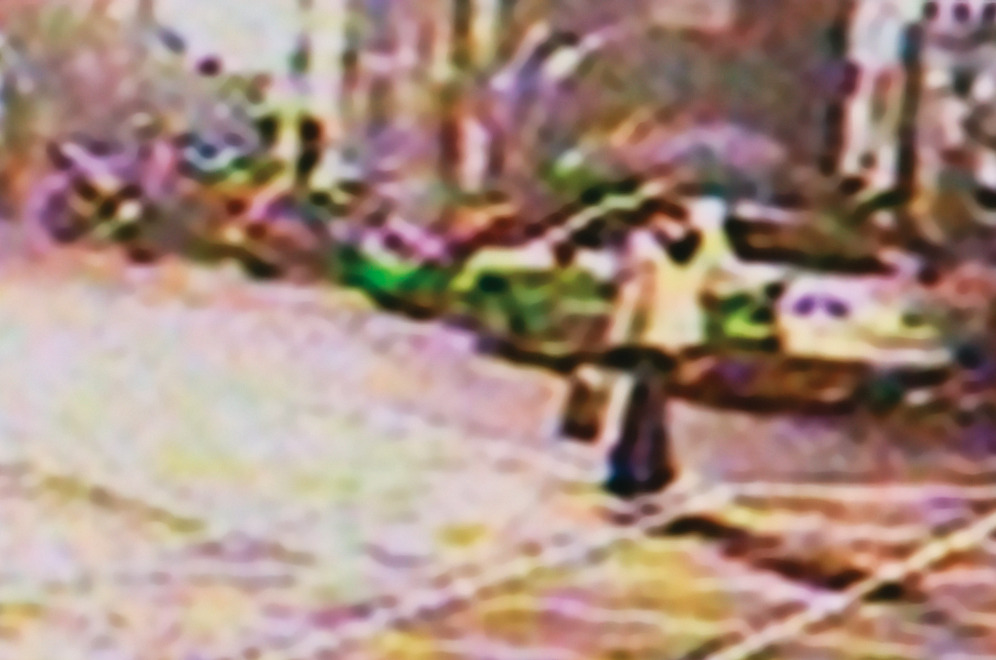 行凶後,徐方偉換上死者的衣服離開音樂教室,企圖混淆警方。(翻攝畫面)
