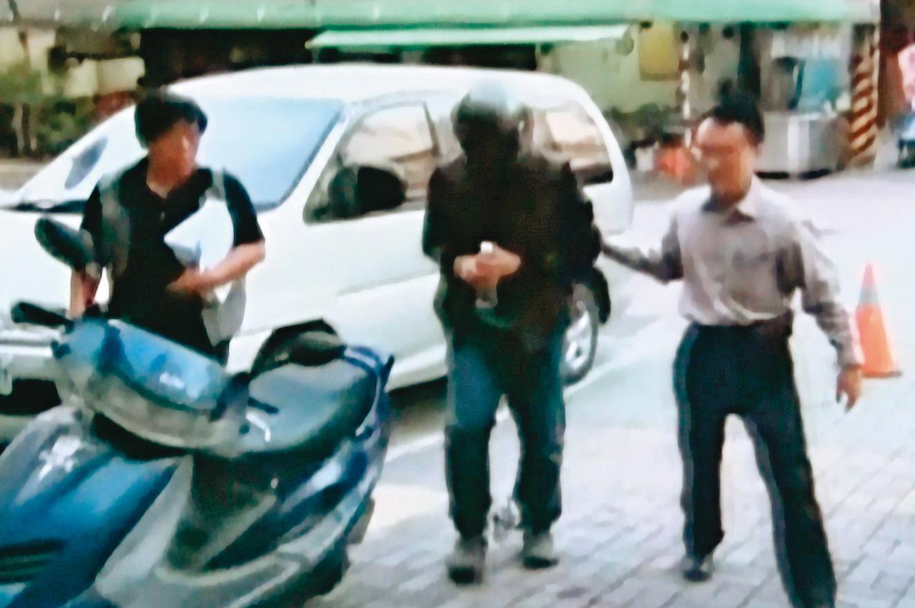 警方根據監視器影像掌握凶手逃逸路線,順利逮捕徐方偉(中)。(東森新聞提供)
