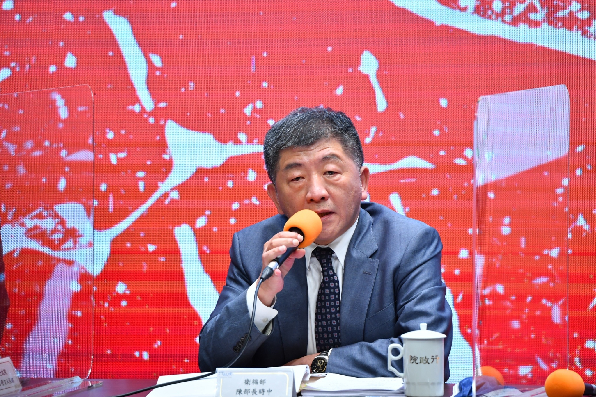 衛福部長陳時中（圖）表示，明年元旦美豬美牛放寬進口後，若未依規定標示者將處3萬至300萬元罰鍰、標示不實者則處4萬至400萬元罰鍰。（政院提供）