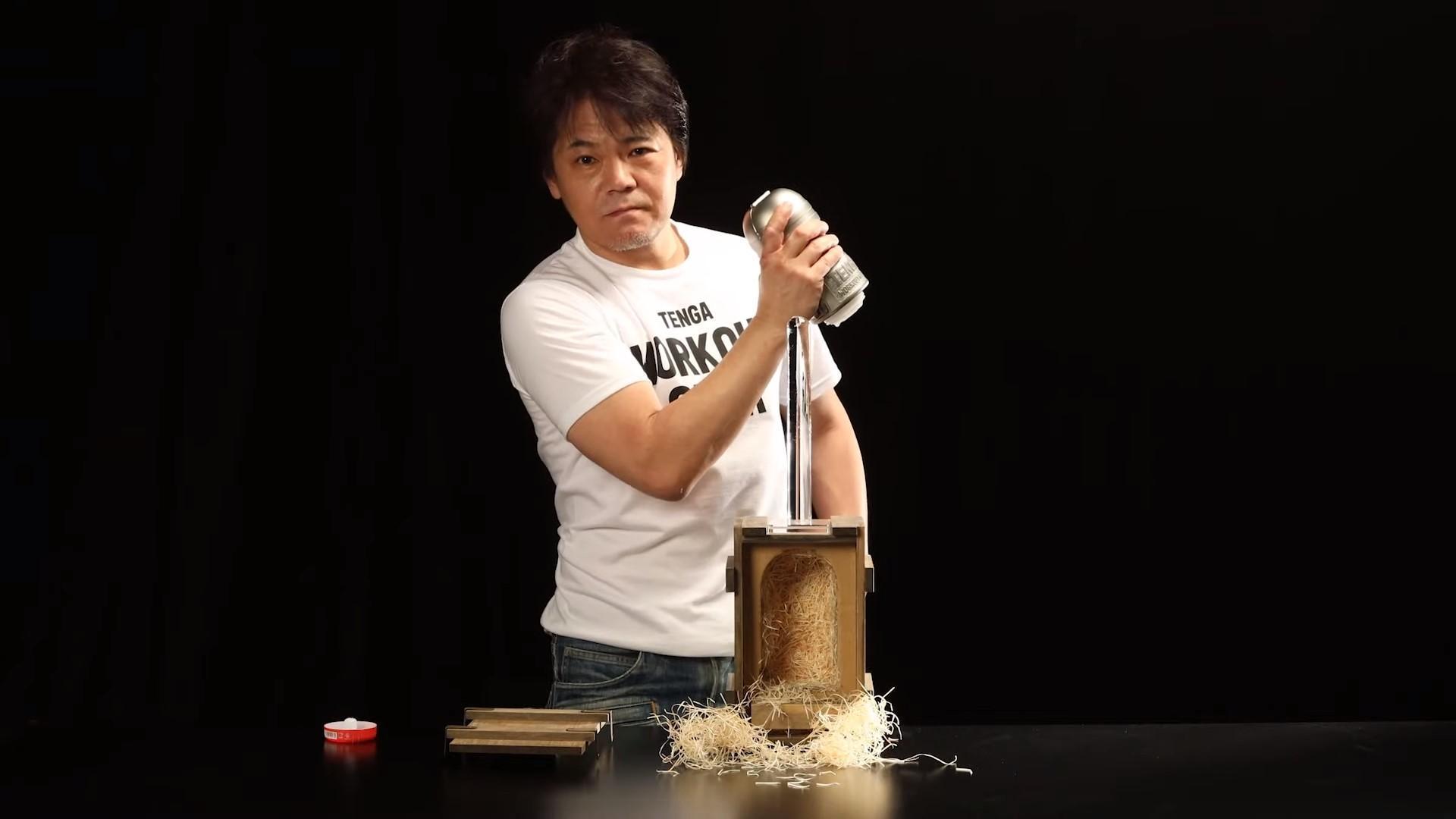 TENGA推出不鏽鋼材質的飛機杯,由社長松本光一親自上陣示範用法。(翻攝自TENGA Channel YouTube)