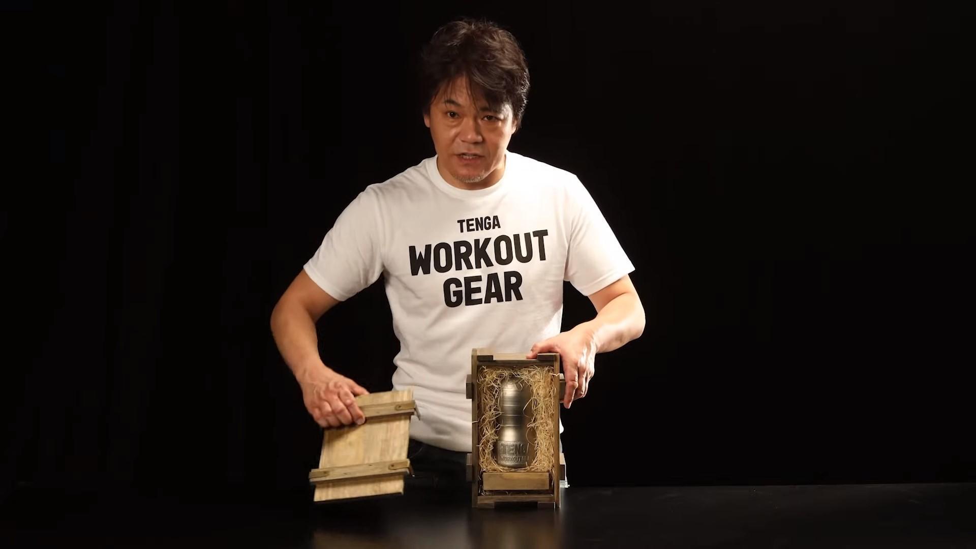 TENGA WORKOUT GEAR採用木箱包裝,相當有質感。(翻攝自TENGA Channel YouTube)