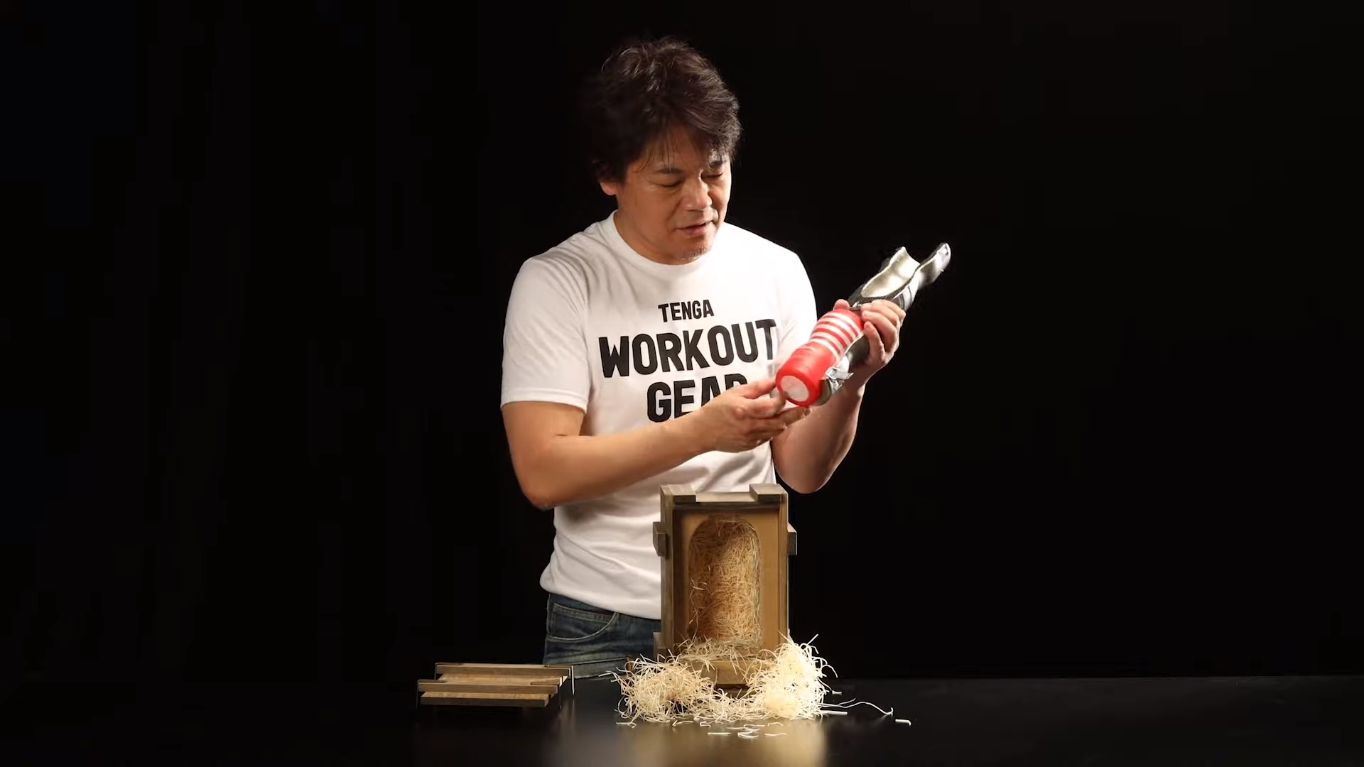 打開杯身旁的卡榫，就能將TENGA飛機杯放入。（翻攝自TENGA Channel YouTube）