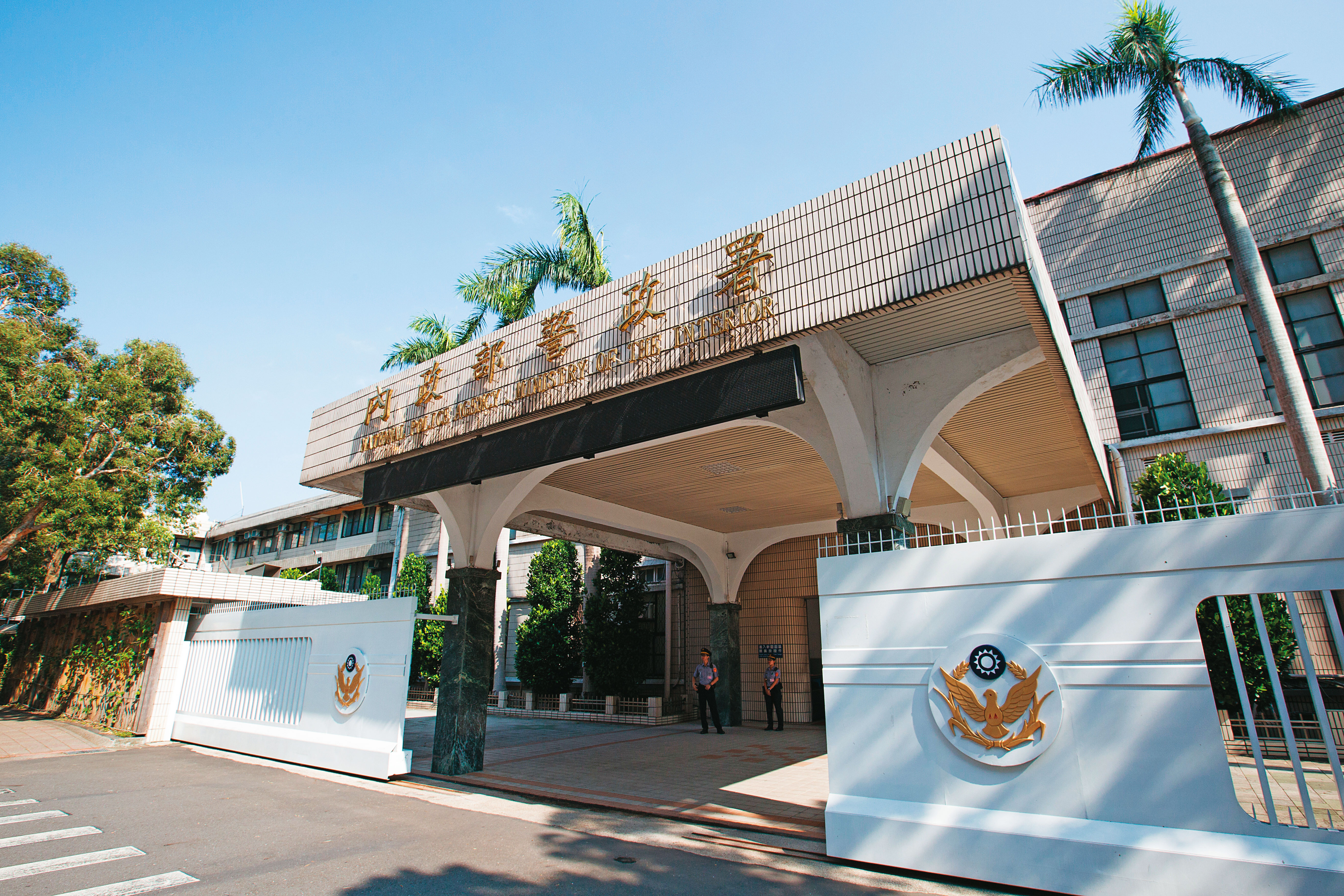 警政署近8千萬元的電擊槍採購案，爆發綁標爭議，警政署今澄清，絕無遷就、偏重任何業者。 