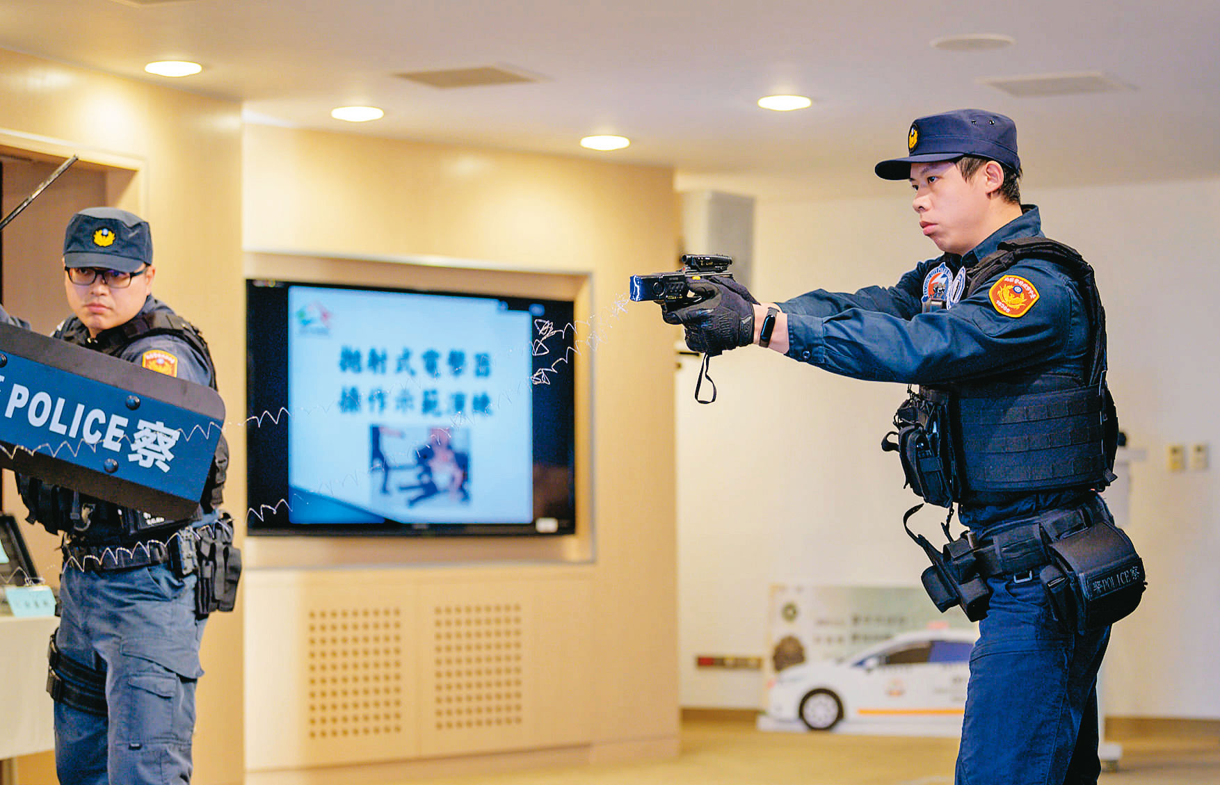 警方目前使用的電擊槍共有2款，威力差很大。（翻攝TCPB局長室臉書）