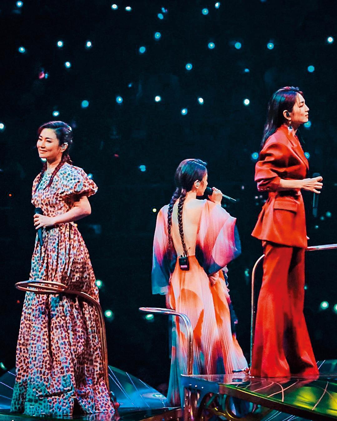 S.H.E在金曲30合體演出,Selina(左)獨唱〈十七〉第一句就走音,Hebe田馥甄(中)和Ella陳嘉樺(右)立刻神救援接唱,3人默契絕佳。(翻攝自Selina IG)