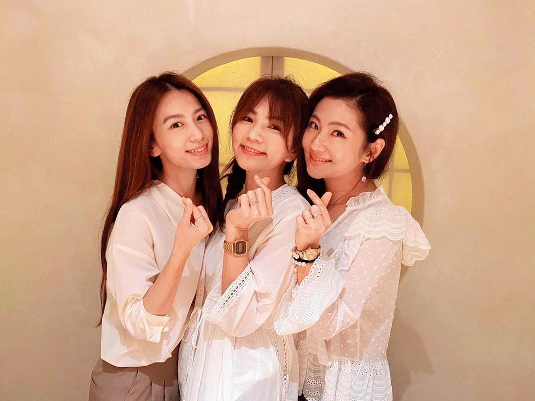 S.H.E三人感情緊密,當Selina(右)面臨倒嗓低潮,Hebe(左)與Ella(中)都在旁打氣。(翻攝自Selina IG)