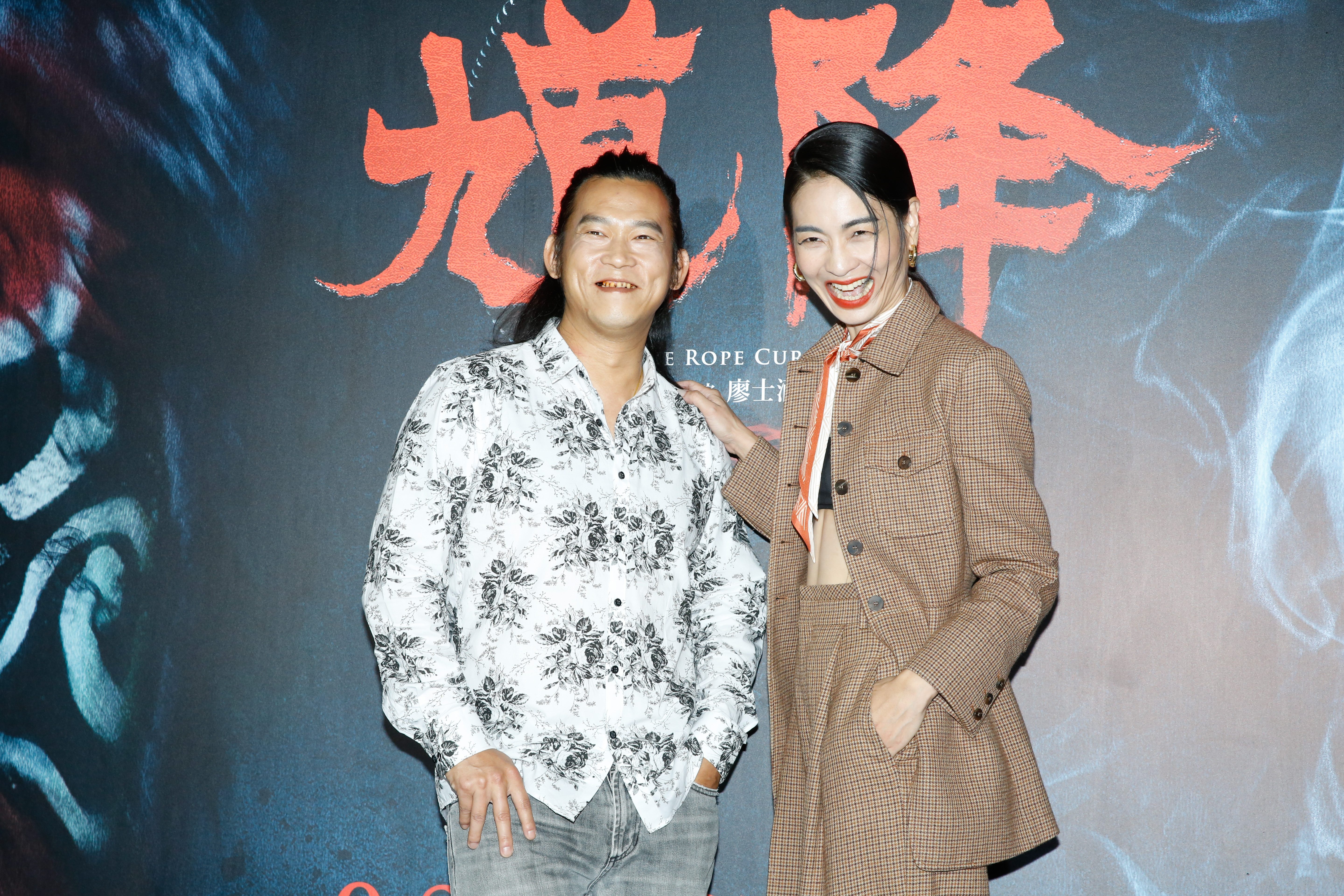 顏正國（左）與陳雪甄（右）完美示範參加鬼片首映該有的表情，只能說滿分。