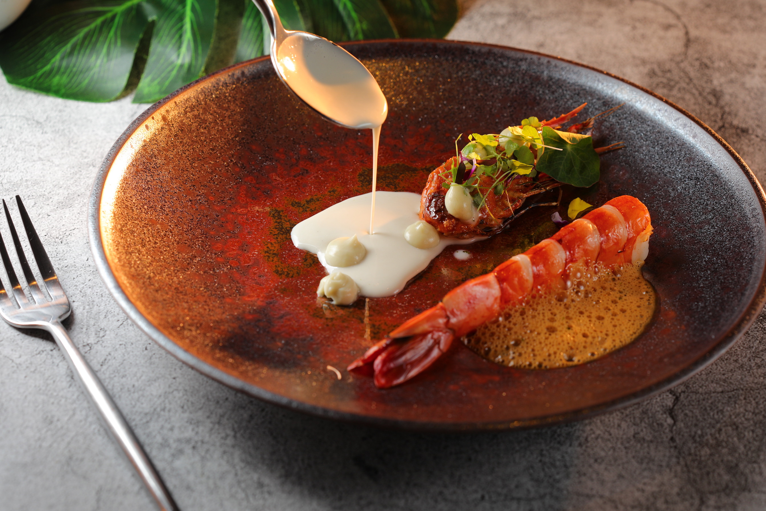 「泰國蝦 / 咖哩 / 南薑」彈牙甜潤的蝦肉佐紅咖哩椰漿的香濃。