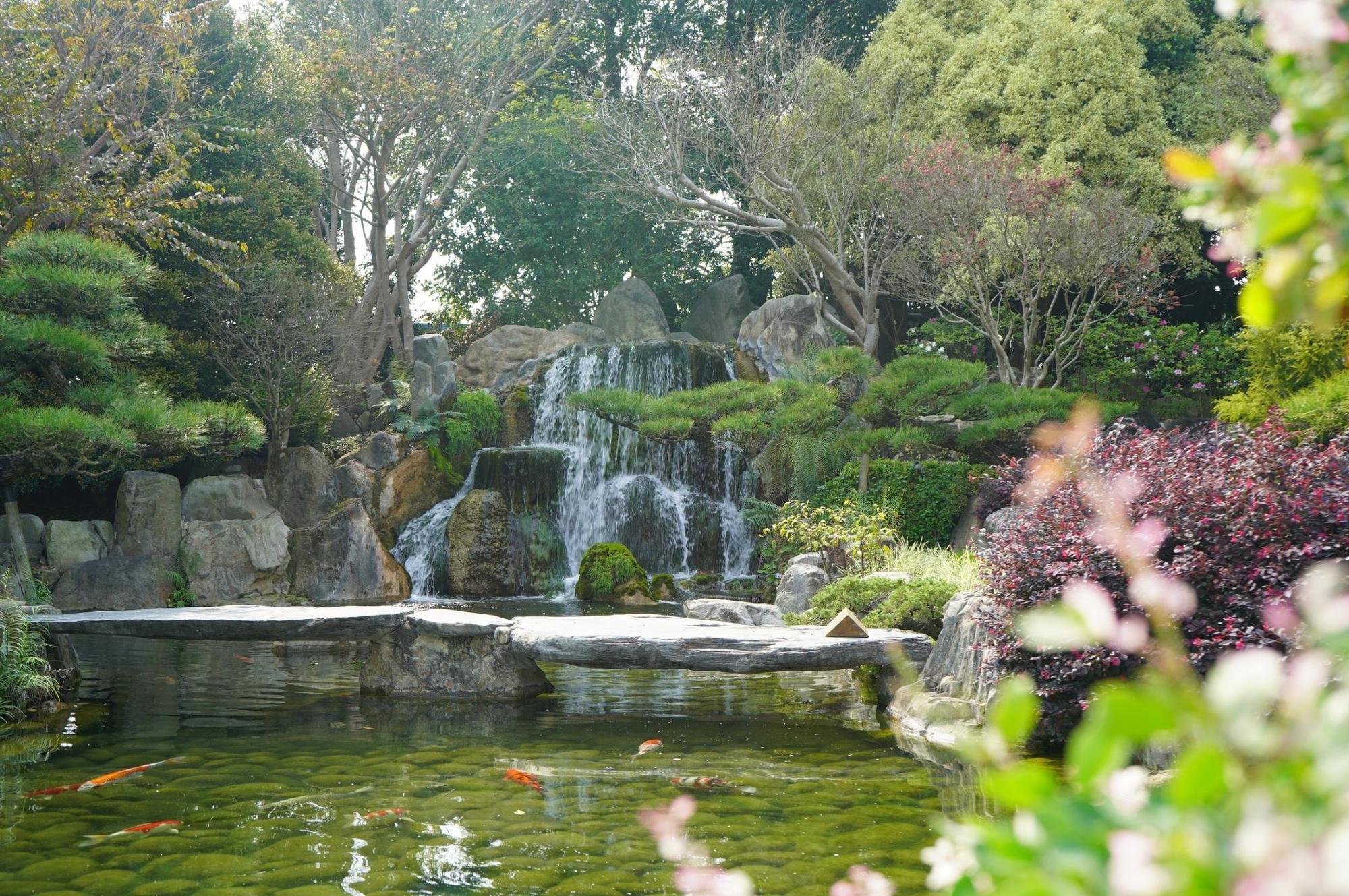 (成美文化園)成美文化園有著與日本足立美術館一樣的「瀑布」景點。(成美文化園 提供)