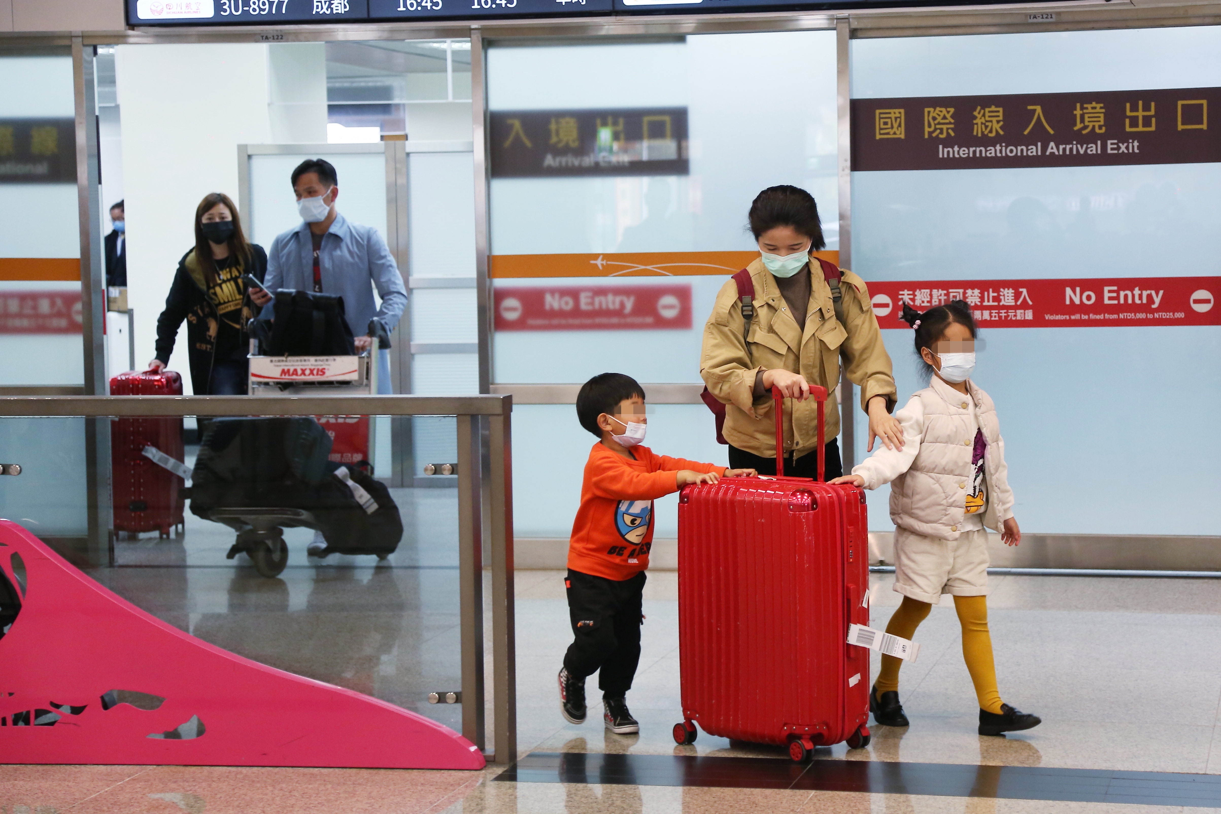 教育部日前日前發函國中小，要求境外生入境時，學校需派員接機，全國教育產業總工會認為此舉是增加教職員負擔。（本刊資料照）