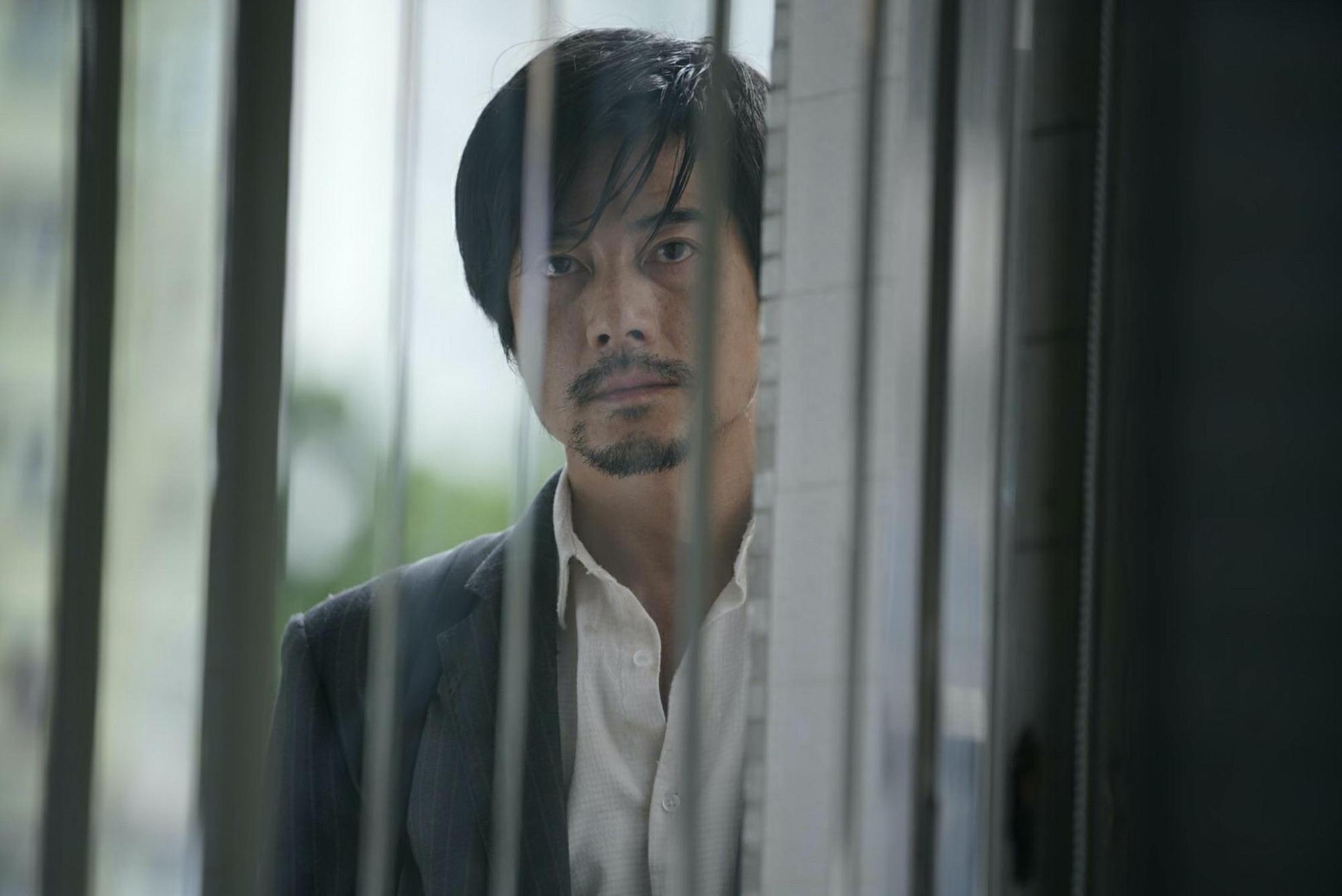 郭富城拋棄過去帥氣陽光形象，《麥路人》飾演出獄後找不到家人，只能以速食店為家的都市邊緣人。（華映娛樂提供）
