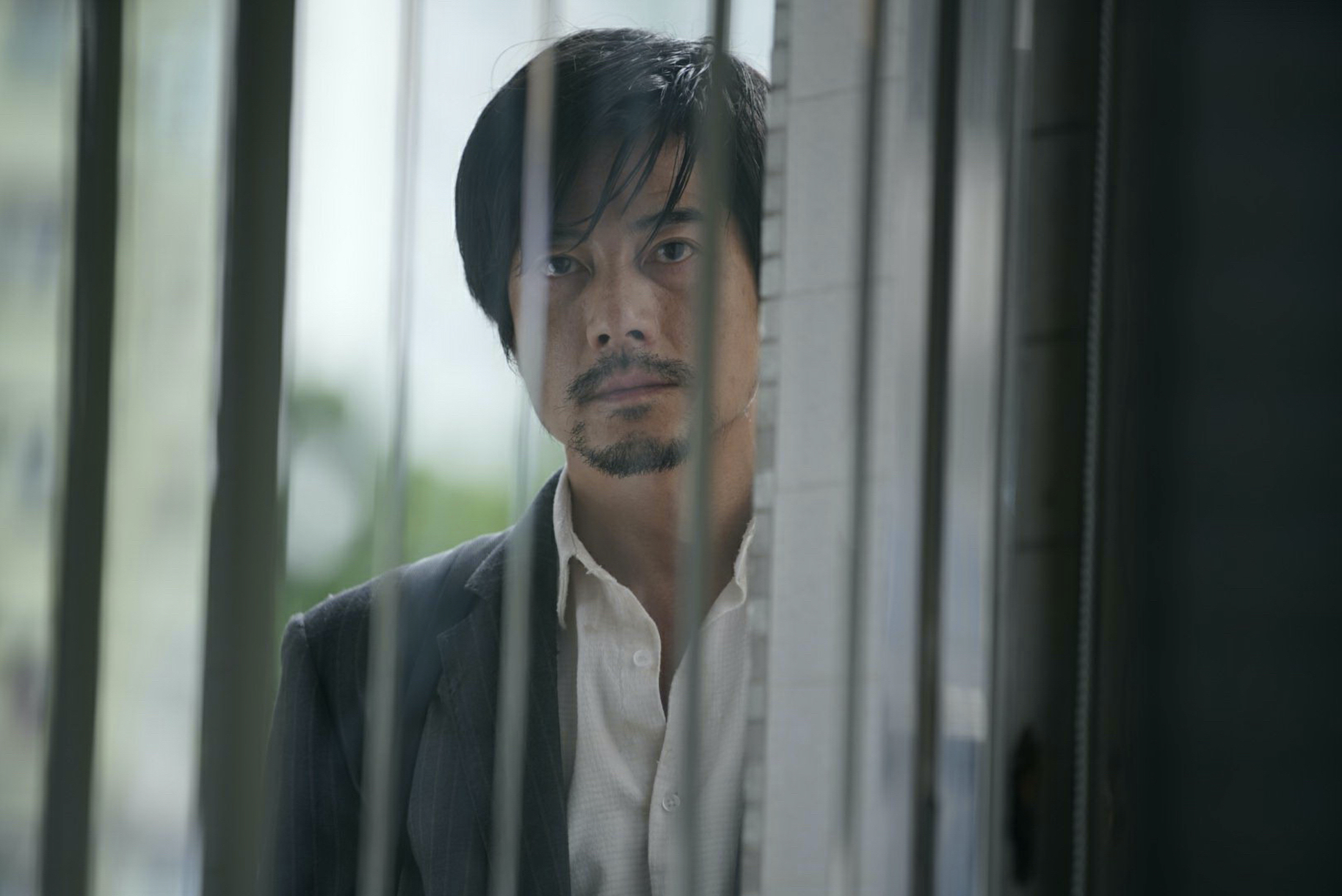 郭富城拋棄過去帥氣陽光形象，《麥路人》飾演出獄後找不到家人，只能以速食店為家的都市邊緣人。（華映娛樂提供）