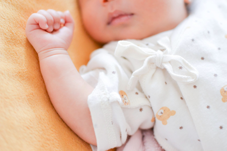 人妻與夫分居7年,在外偷吃產下一子,還冒用丈夫簽名報戶口。(圖取自pakutaso)