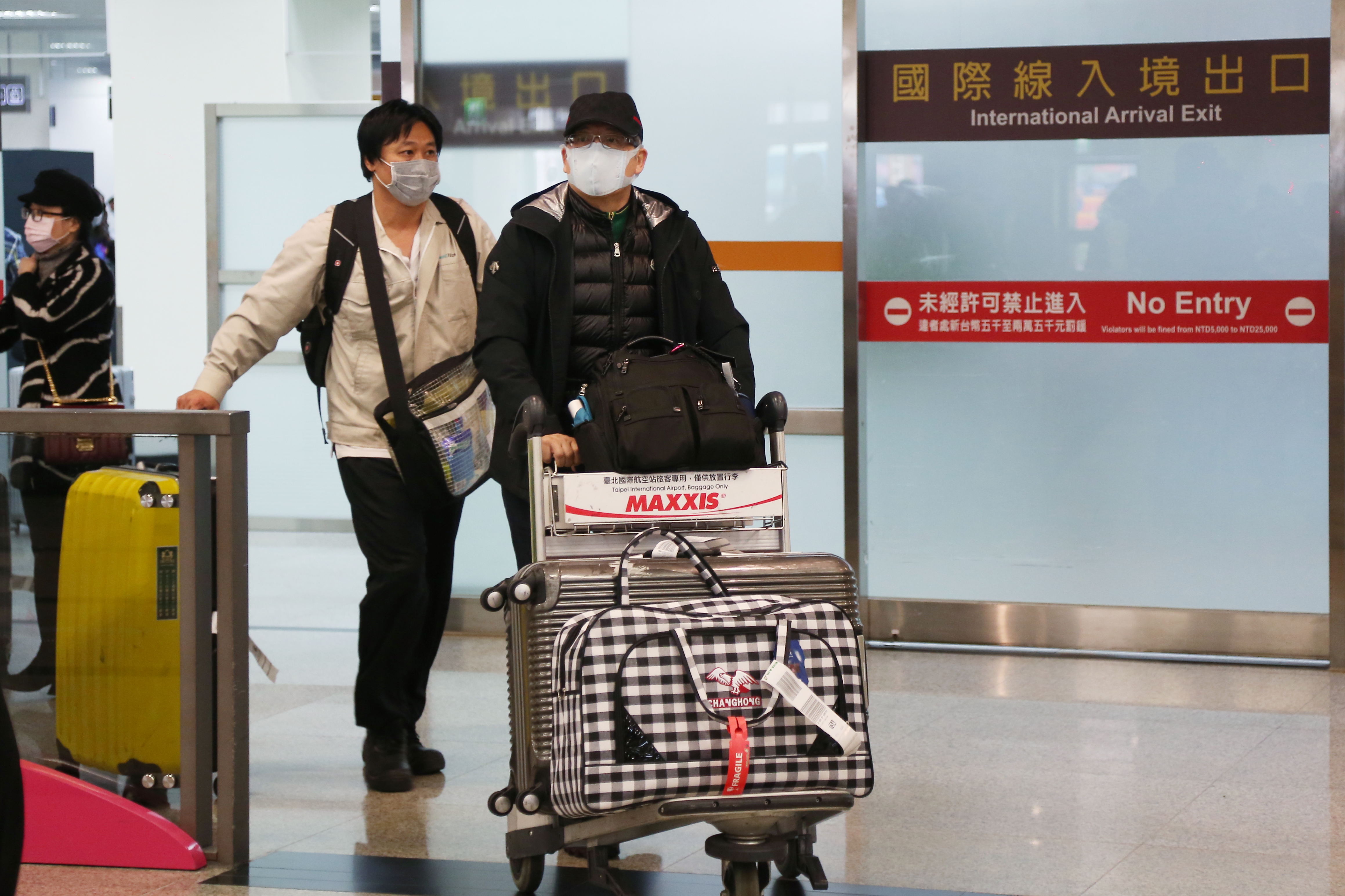 教育部表示，大專境外生來台可選擇防疫旅館、中央檢疫所或經檢核通過的宿舍做為檢疫場所，並非只能到中央檢疫所。圖為機場入境，非當事人。（本刊資料照）