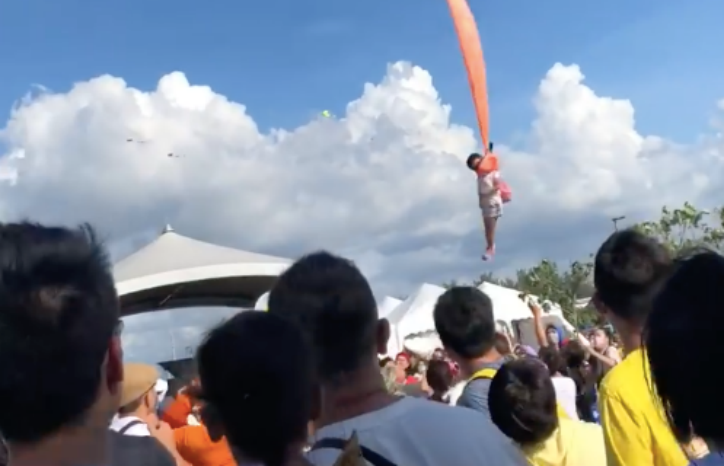 1名林姓小妹妹前來觀賞賽事卻遭強風捲起，跟著風箏在天空飛舞。（翻攝自新竹爆料公社影片）