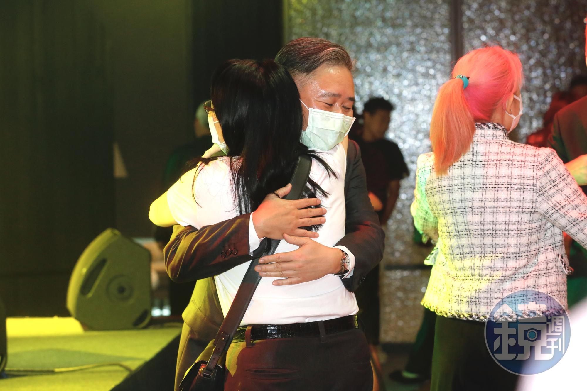 HTC創辦人、王永慶二房三姊王雪紅（背對者）現身101教會，用行動力挺王文祥打贏14年官司。