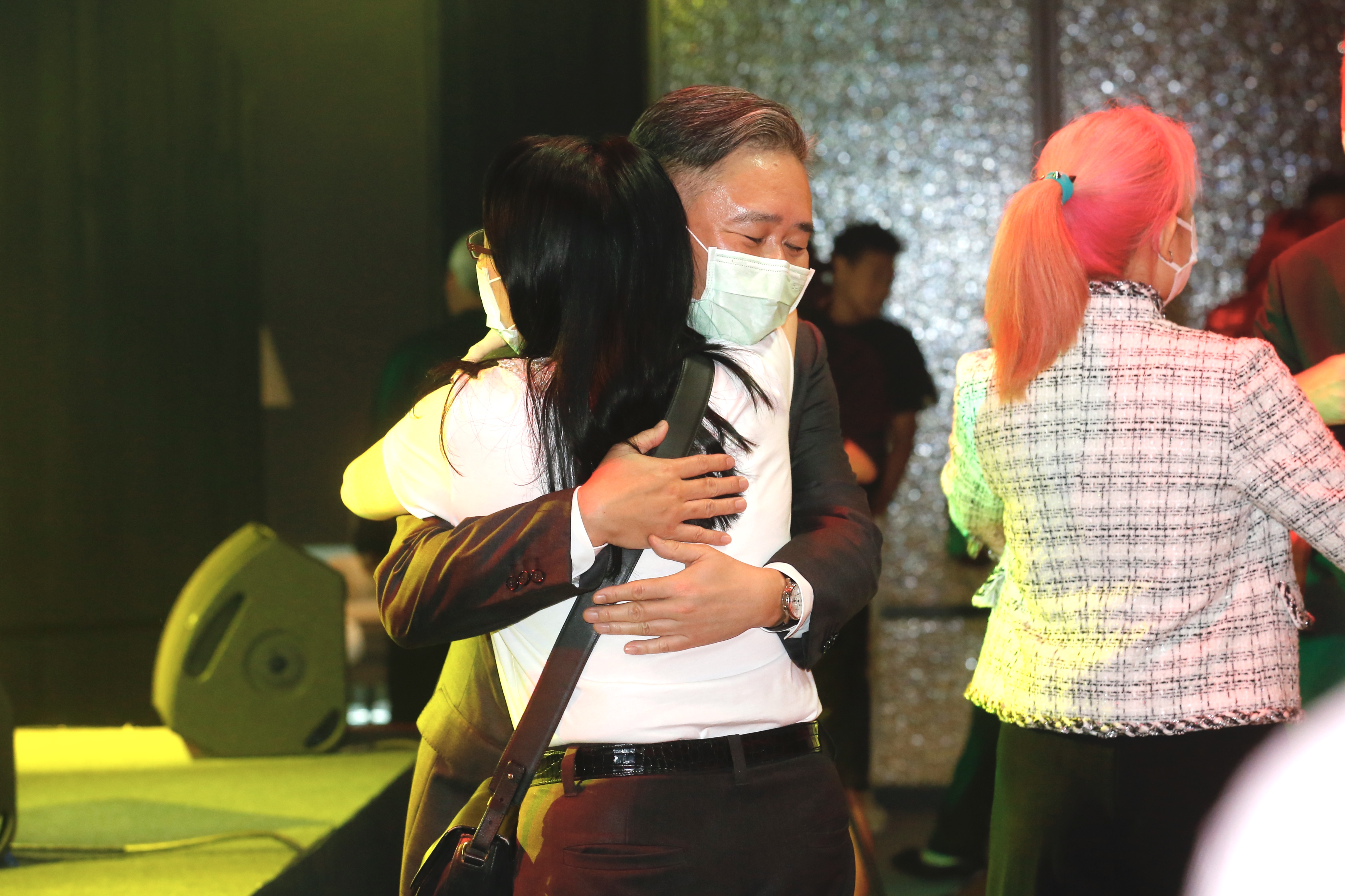 HTC創辦人、王永慶二房三姊王雪紅（背對者）現身101教會，用行動力挺王文祥打贏14年官司。