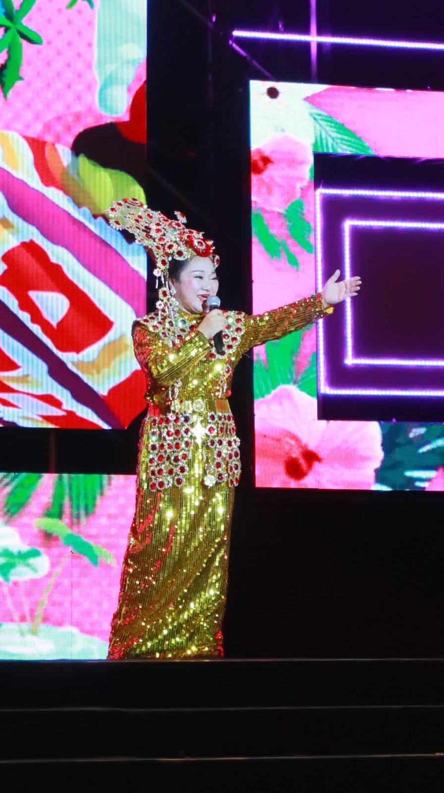 白冰冰將自己當成小林幸子,穿金色華麗服飾表演。(陳孝志提供)