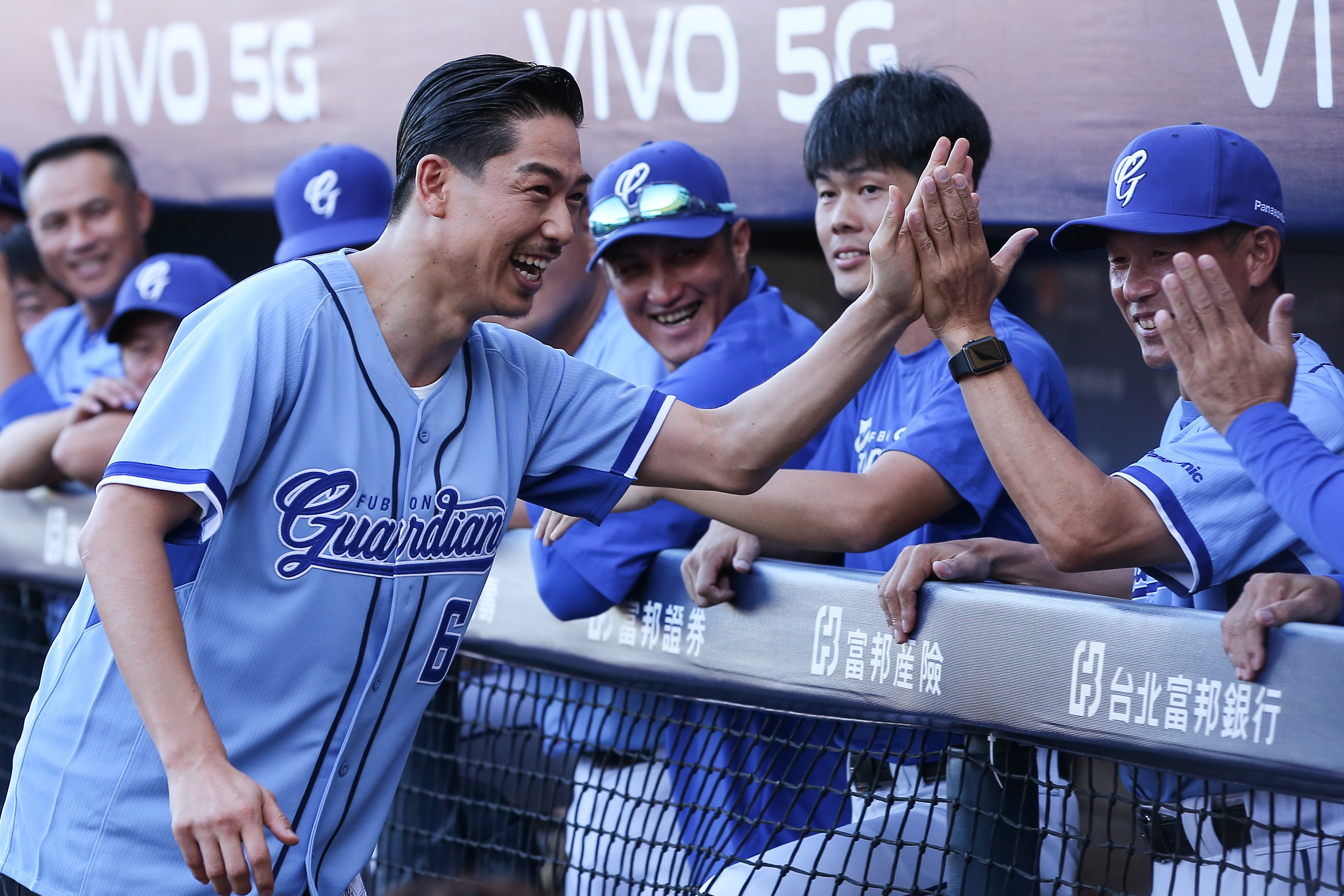 AKIRA完成開球後,還跟富邦悍將球員一一擊掌加油。