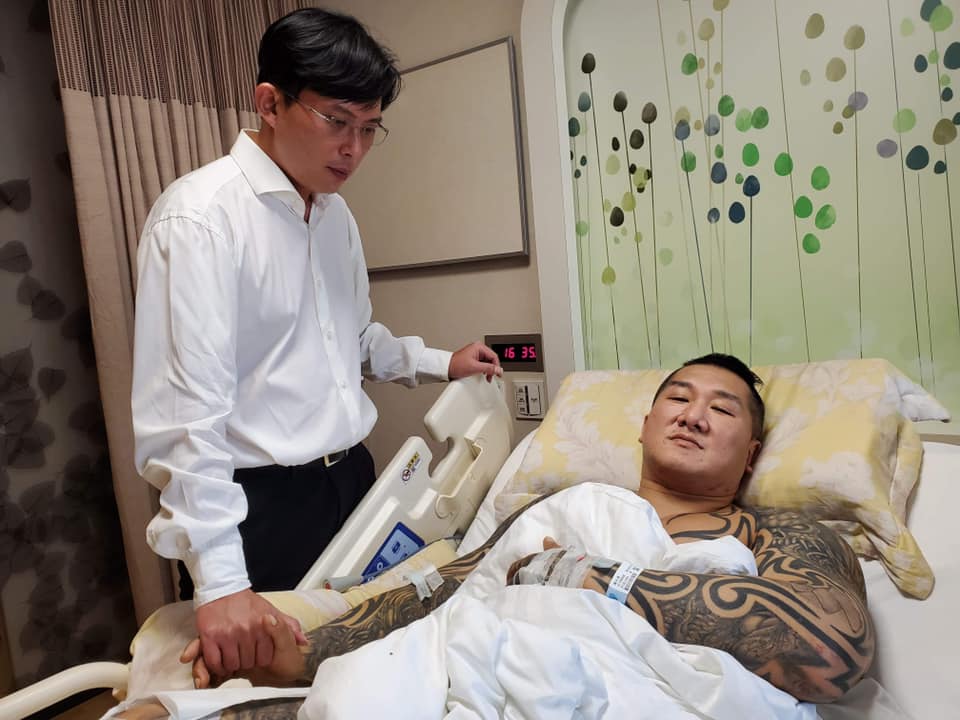 館長昨（30日）在臉書公布委任黃國昌（左）當他律師，並貼出2人合照。（翻攝自飆捍臉書）