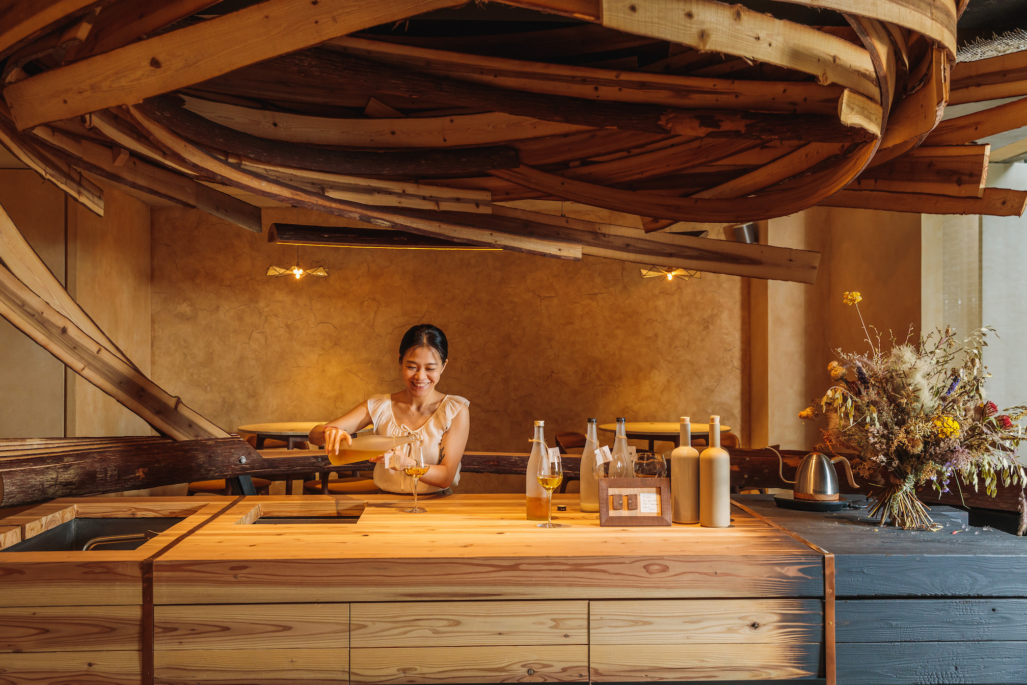 EMBERS以「獵寮」為意象打造曲木吧台。