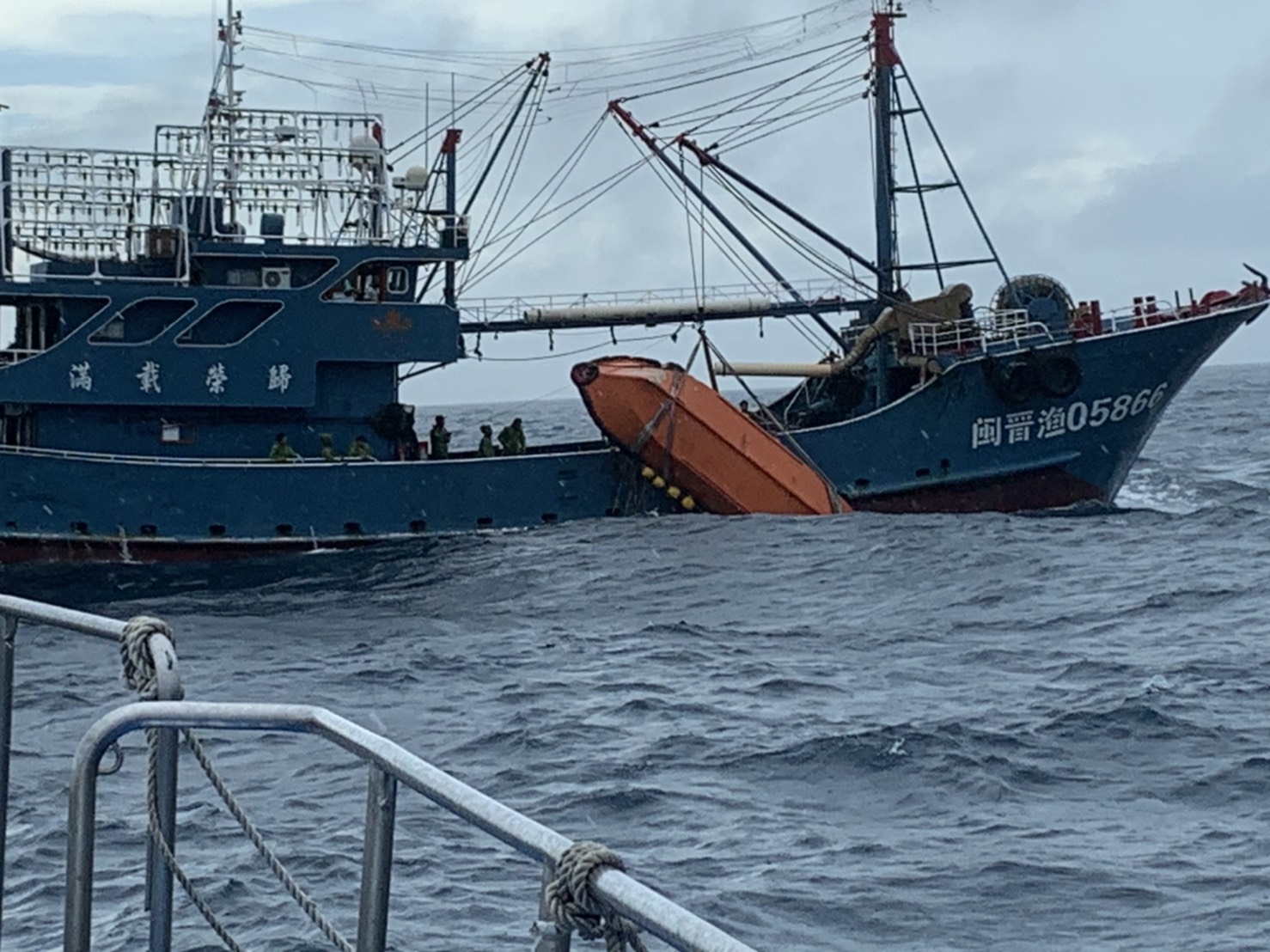 閩晉漁系列漁船協助吊掛翻覆之小艇。（翻攝自海巡署艦隊分署官網）