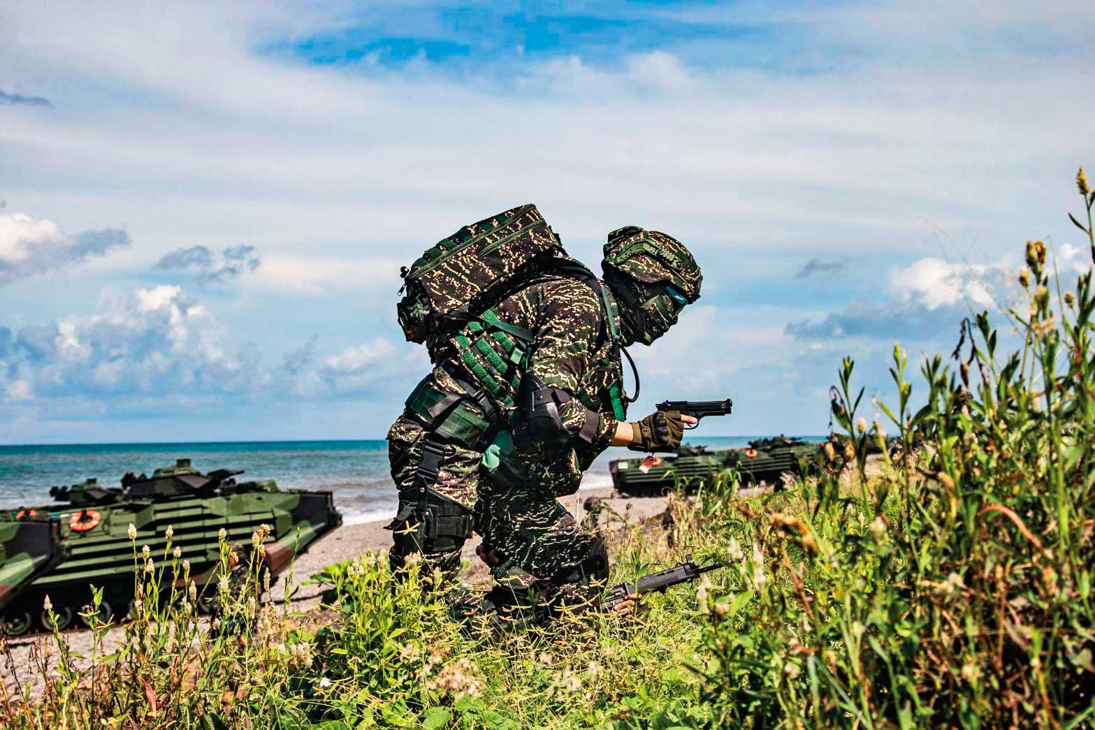 小茹死命反抗，但乾哥哥阿勇是海軍陸戰隊出身，孔武有力，酒後仍將她性侵害得逞。（國防部提供，示意畫面，圖非當事人）