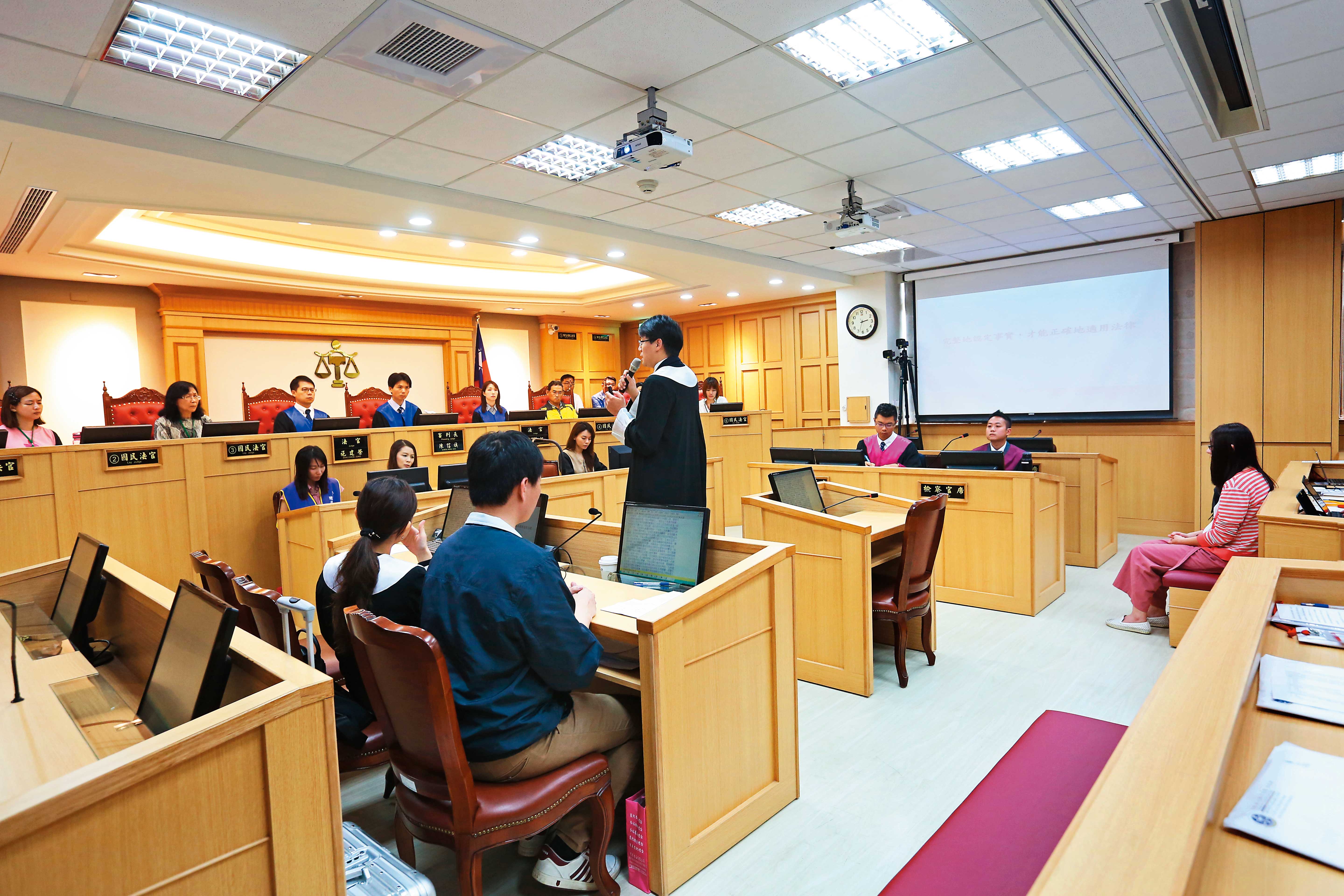 高院審理時，阿勇否認性侵小茹，並稱小茹的死與他無關，不過，法官根據遺書內容及相關證人說法，認定罪嫌明確。圖為新北地院舉行國民參審制模擬過程，非當事人。