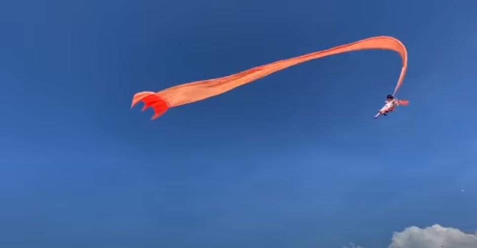 新竹國際風箏節昨（30日）發生意外，一名女童被大型風箏捲上天空，所幸經檢查後並無大礙。（翻攝自兒ㄚ麵線YouTube頻道）