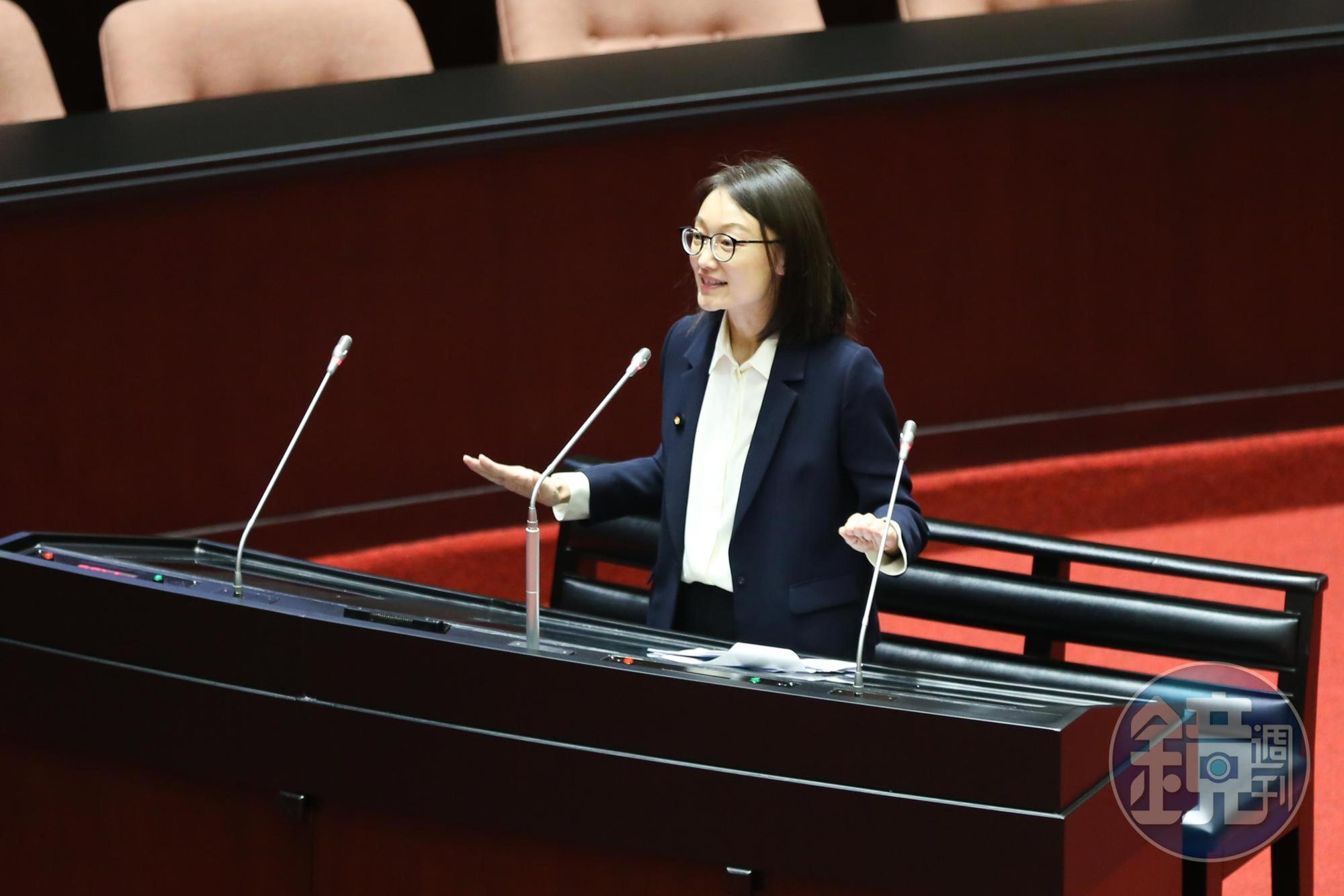 新一期廉政專刊指出，108年吳怡玎當時持有康友－KY股票419，如今只剩43張。