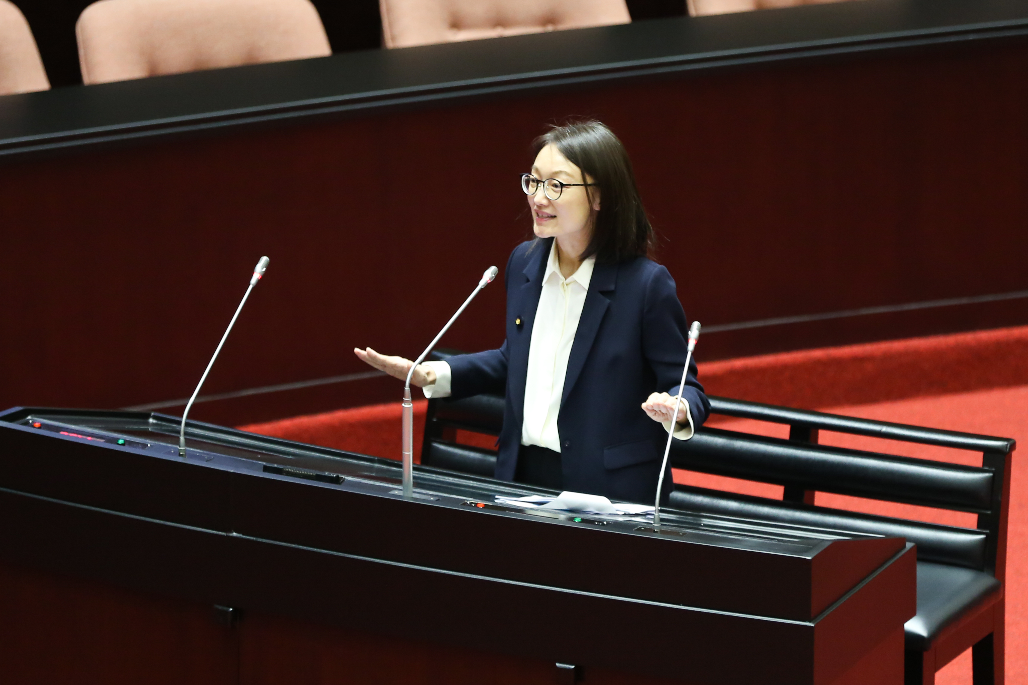 新一期廉政專刊指出，108年吳怡玎當時持有康友－KY股票419，如今只剩43張。