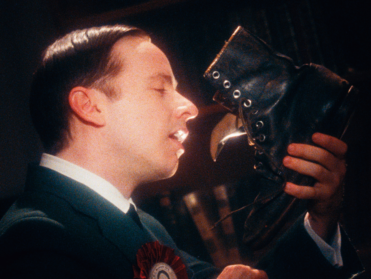 被譽為加拿大最偉大總理的政治家，在導演鏡頭下被肆意嘲諷，本片有復古懷舊的形式，卻具備實驗電影的狂野風貌。（天馬行空提供）