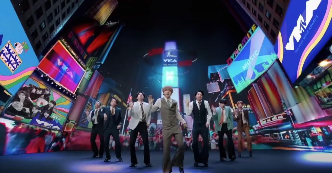 韓國團體BTS抱回4項大獎，他們也在VMA頒獎典禮上演出〈Dynamite〉。（翻攝自MTV YouTube頻道）