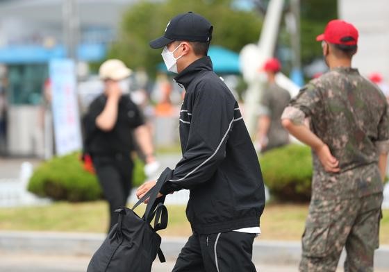 朴寶劍今身穿黑色運動裝低調入伍，戴著鴨舌帽沒讓平頭造型曝光。（翻攝自news1）