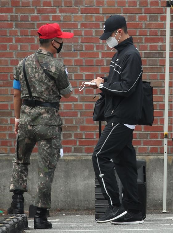 朴寶劍獨自進入鎮海海軍基礎軍事教育團報到。(翻攝自news1)