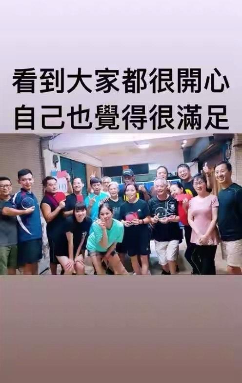 小豬為羅媽媽與社區鄰居舉辦兵乓球比賽,比賽完後還大合照。(翻攝自小豬IG)