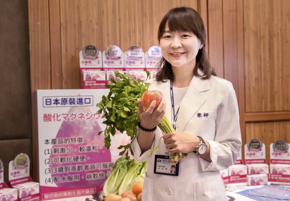 藥師余欣穎建議民眾多吃高纖蔬果改善排便習慣。（杏輝醫藥集團提供）