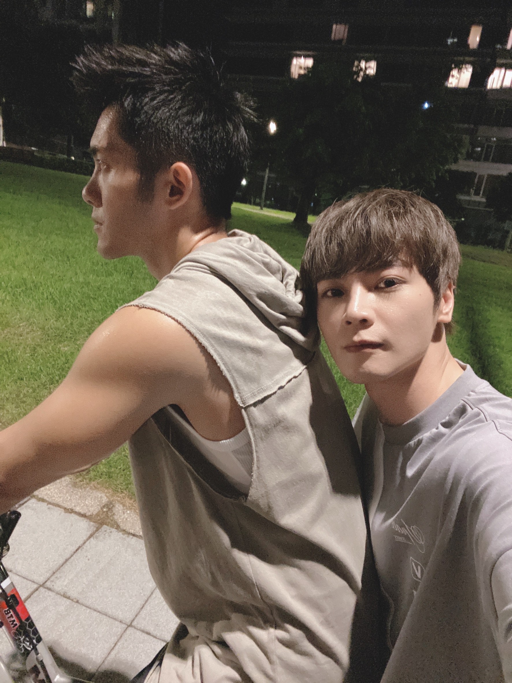 古曜威和Adam林冠宇甜蜜骑脚踏車夜遊。(單純夢想文創提供)