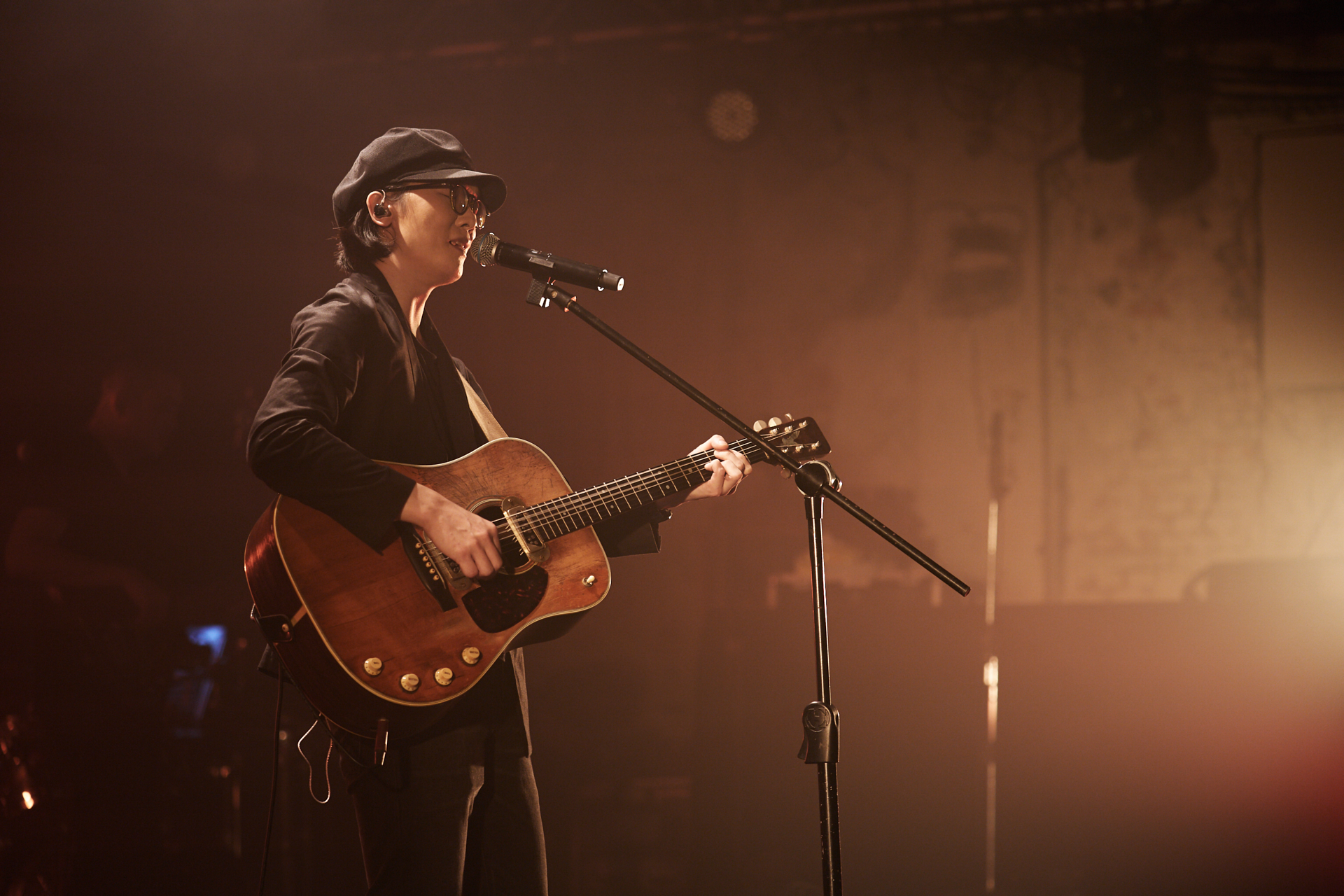 謝震廷在華山Legacy開唱，演唱了〈死地活賴〉〈吳麗的歌〉等偏暗黑類型的歌曲。（種子音樂提供）