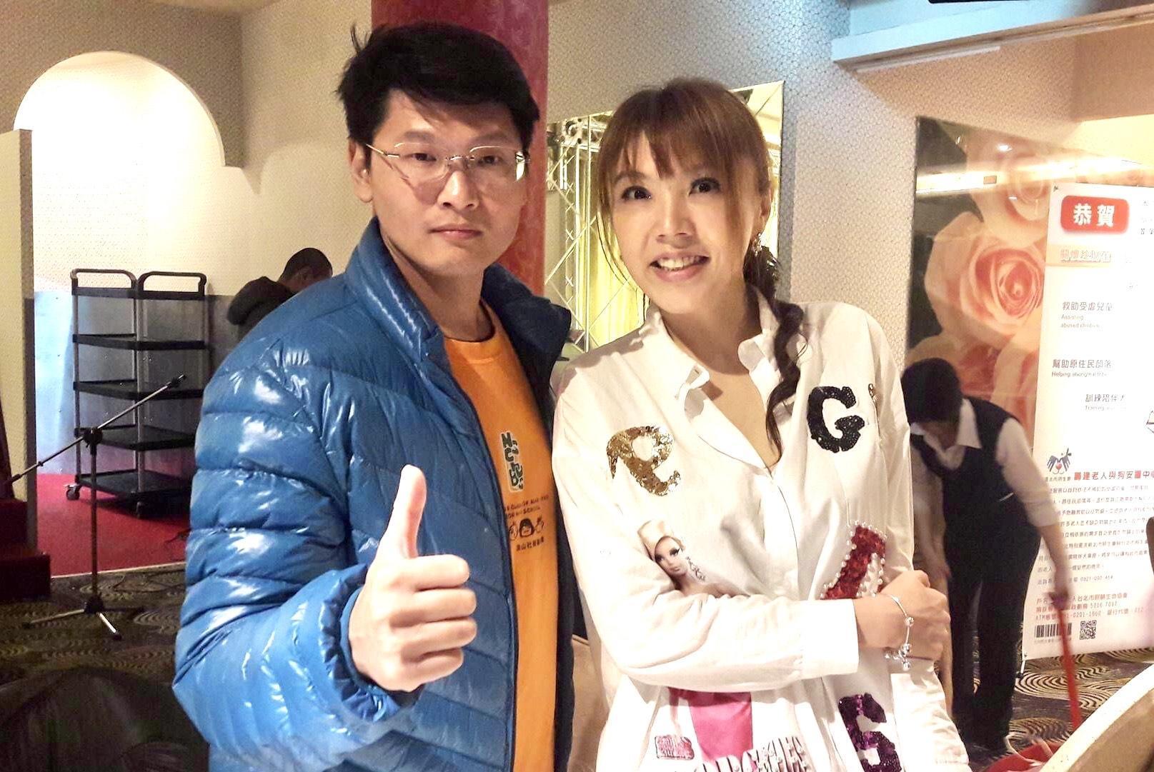 劉樂妍(右)大罵關驊(左)是「欠薪王八」。(翻攝自關驊臉書)